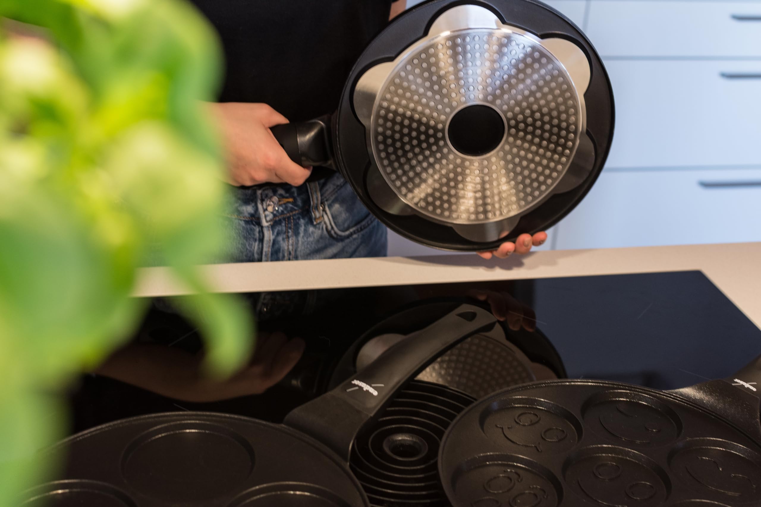 endusor Pancake Pfanne Induktion - Spiegeleipfanne Ø26cm mit 3-fach PowerShield-Beschichtung. Für alle Herdarten: Induktion Ceran Gas Elektro. Pfanne mit 4 Formen für Pancakes, Eier und Pfannkuchen