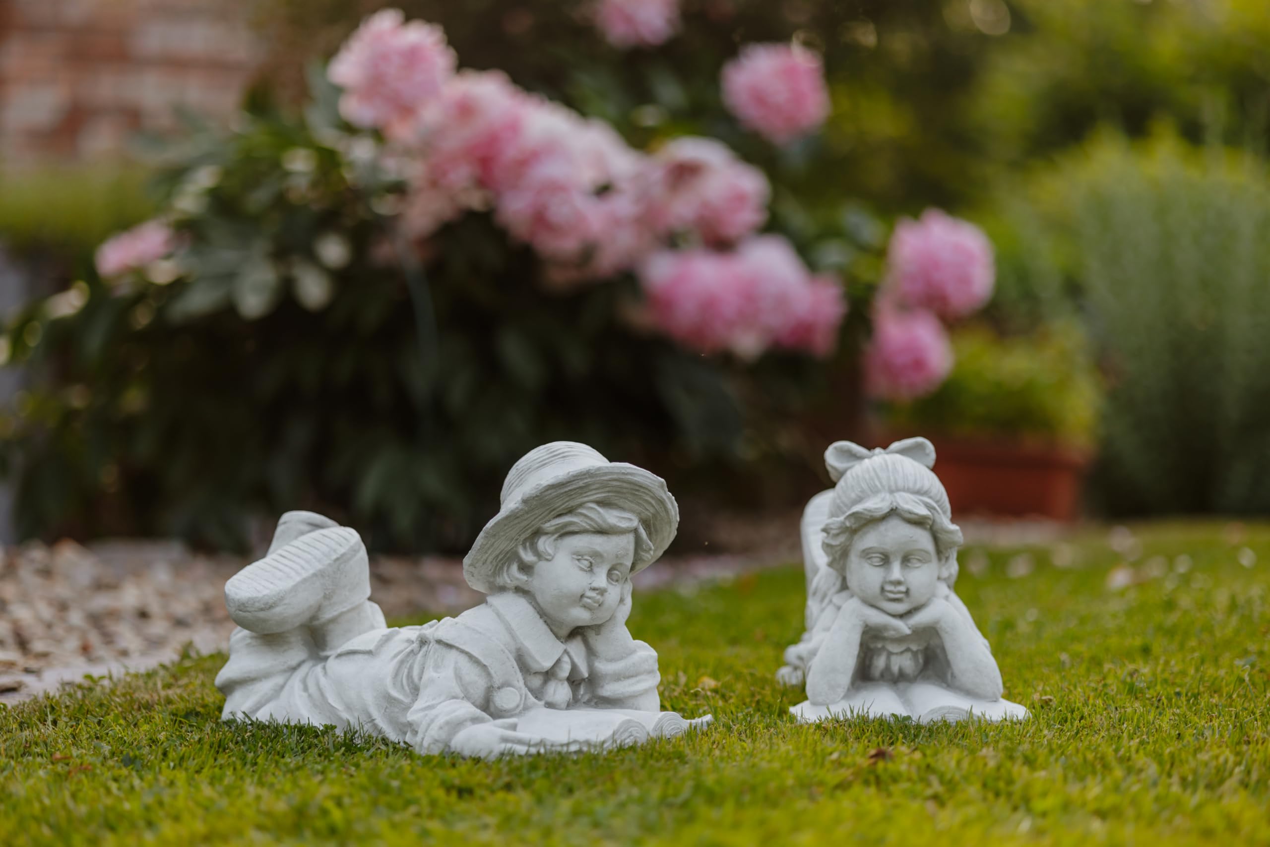 gartendekoparadies.de Ragazza sdraiata con libro, statuetta in pietra H. 22 cm, 8 kg, grigio, resistente al gelo in pietra grezzo per esterni