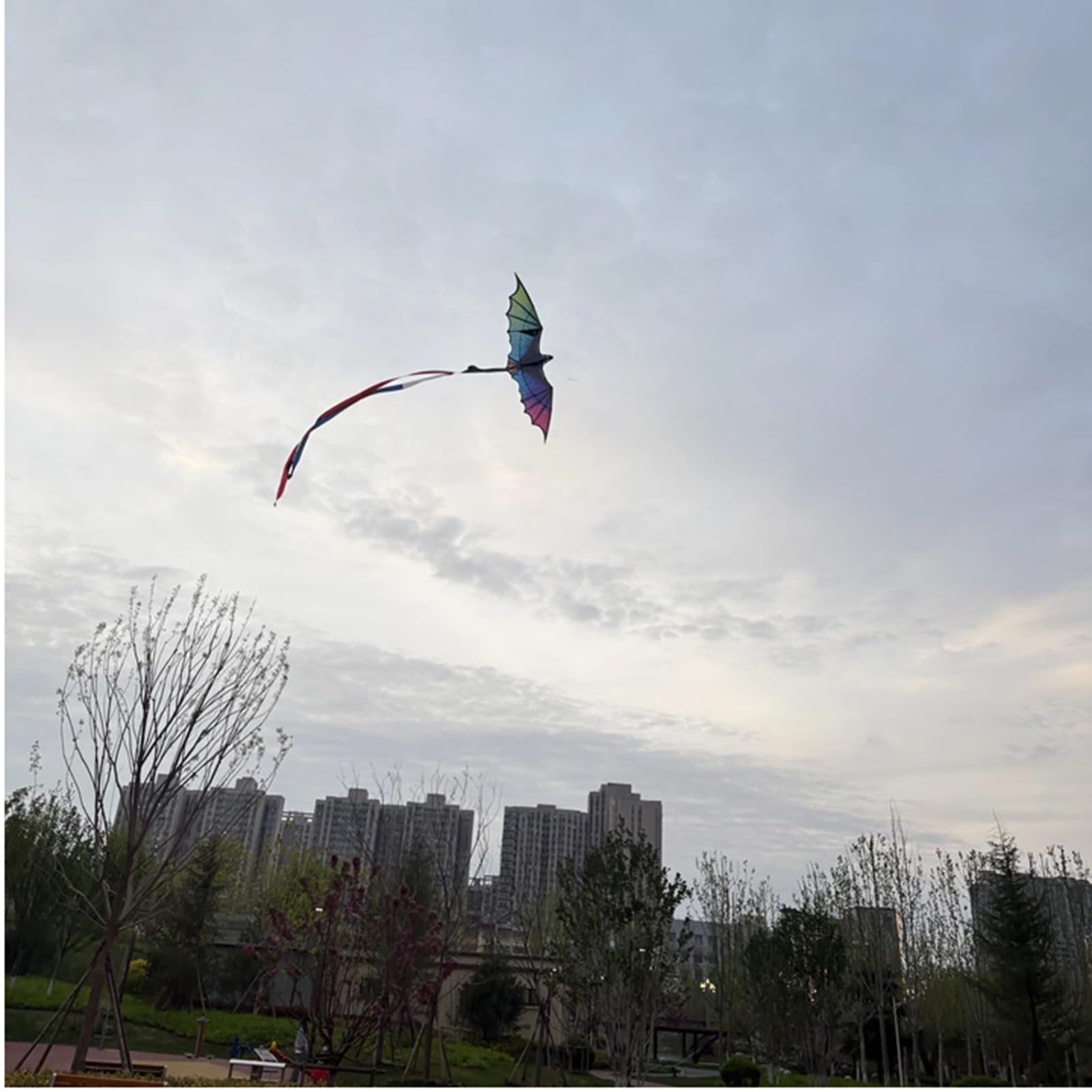9,8 Fuß großer Drachendrachen mit Farbverlauf, Rolle, Glasfaserrahmen und Polyestertuch, einleiniger Outdoor-Drachen für Park und Strand(String2625ft)