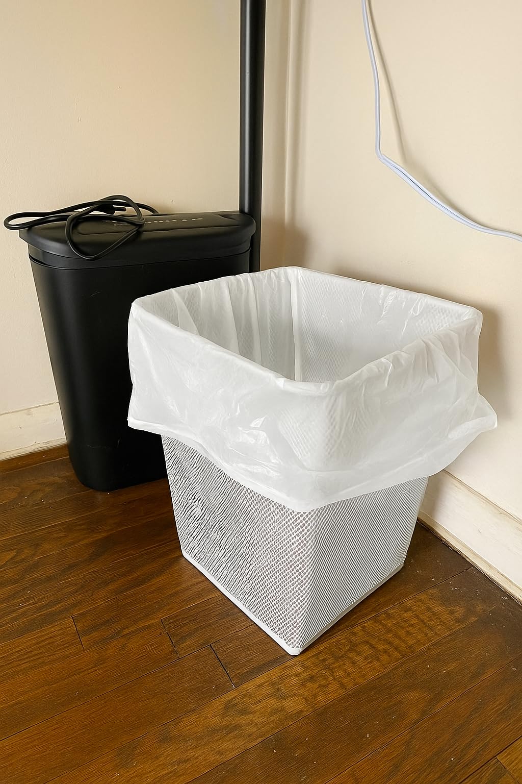 Bolsa de basura blanca 50 l | 100 bolsas de basura de 50 litros (2 rollos de 50 bolsas blancas) | Resistente (14 µ) e impermeable | Papeleras Oficinas – Cocina | Cierre de lazo para atar |