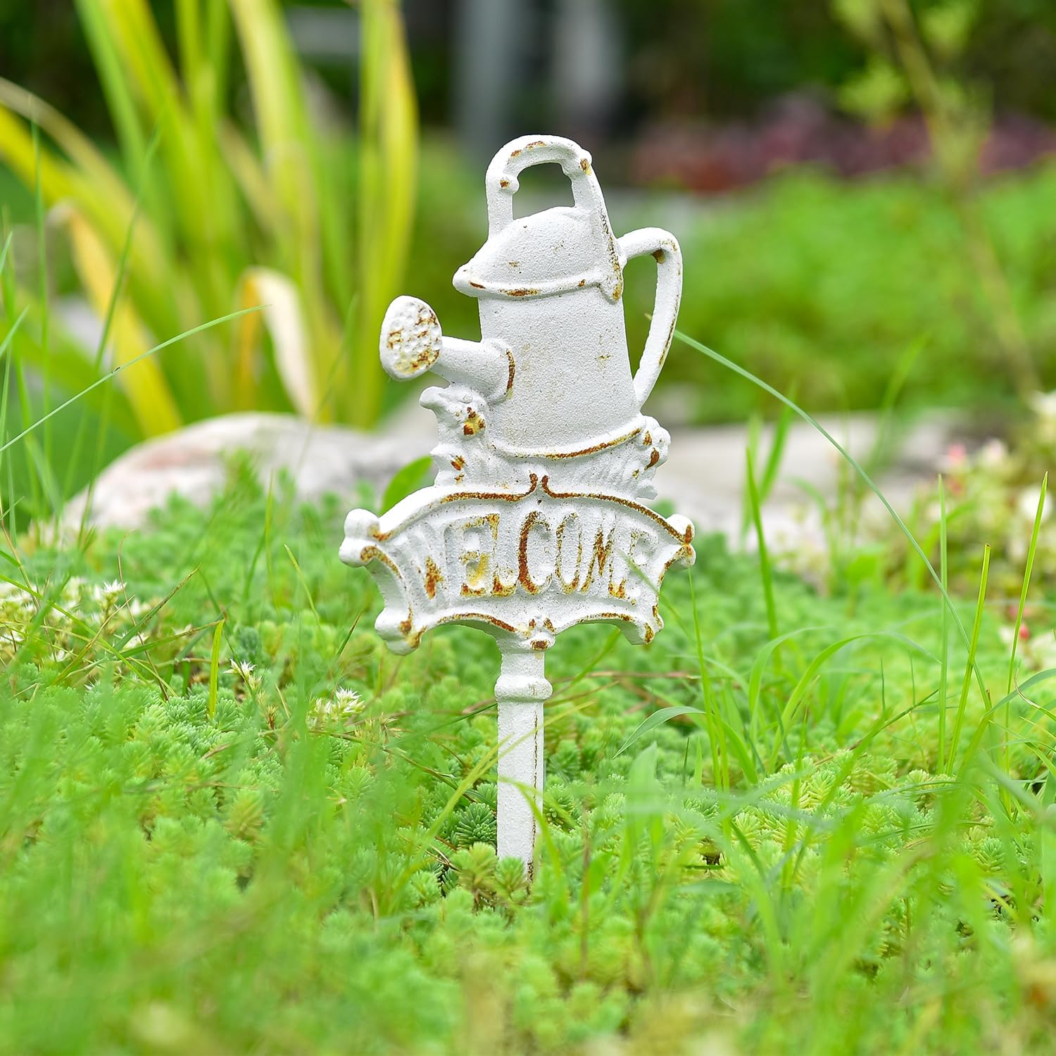 Sungmor Vintage Cast Iron Decorative Garden Stake, Rustic White Welcome Yard Art Sign with Stake, 12.6" Tall Metal Watering Can Stake with Welcome Sign, Lawn Patio Backyard Outdoor Spring Decor