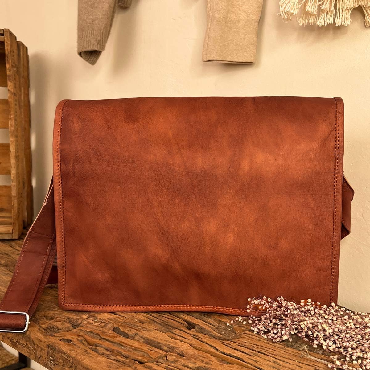 Gusti Leder „Max“ Leder Umhängetasche – Hochwertige Vintage Messenger Bag für 15" Laptop, Unisex, Naturbraun
