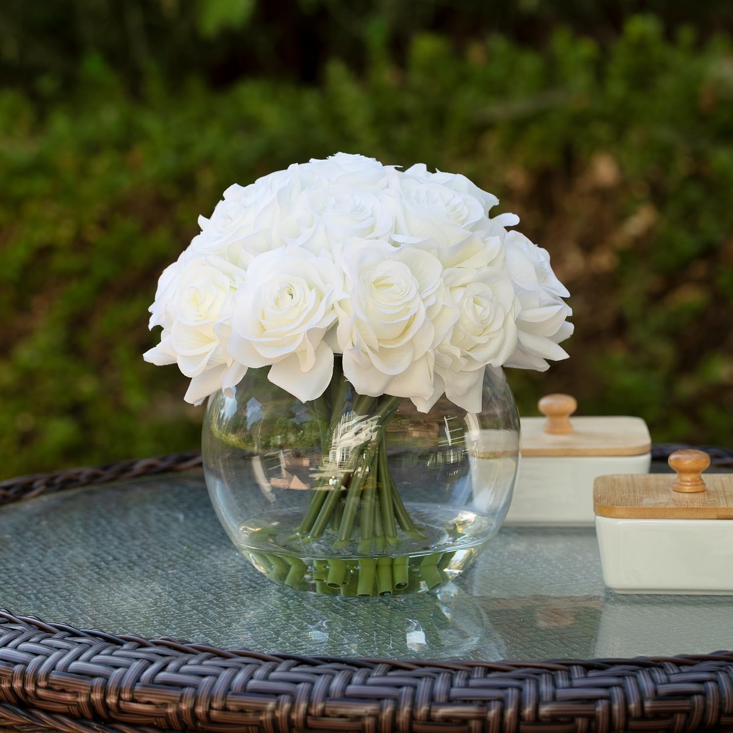 Composizione di rose artificiali in seta con vaso e acqua finta per centrotavola – 16 teste