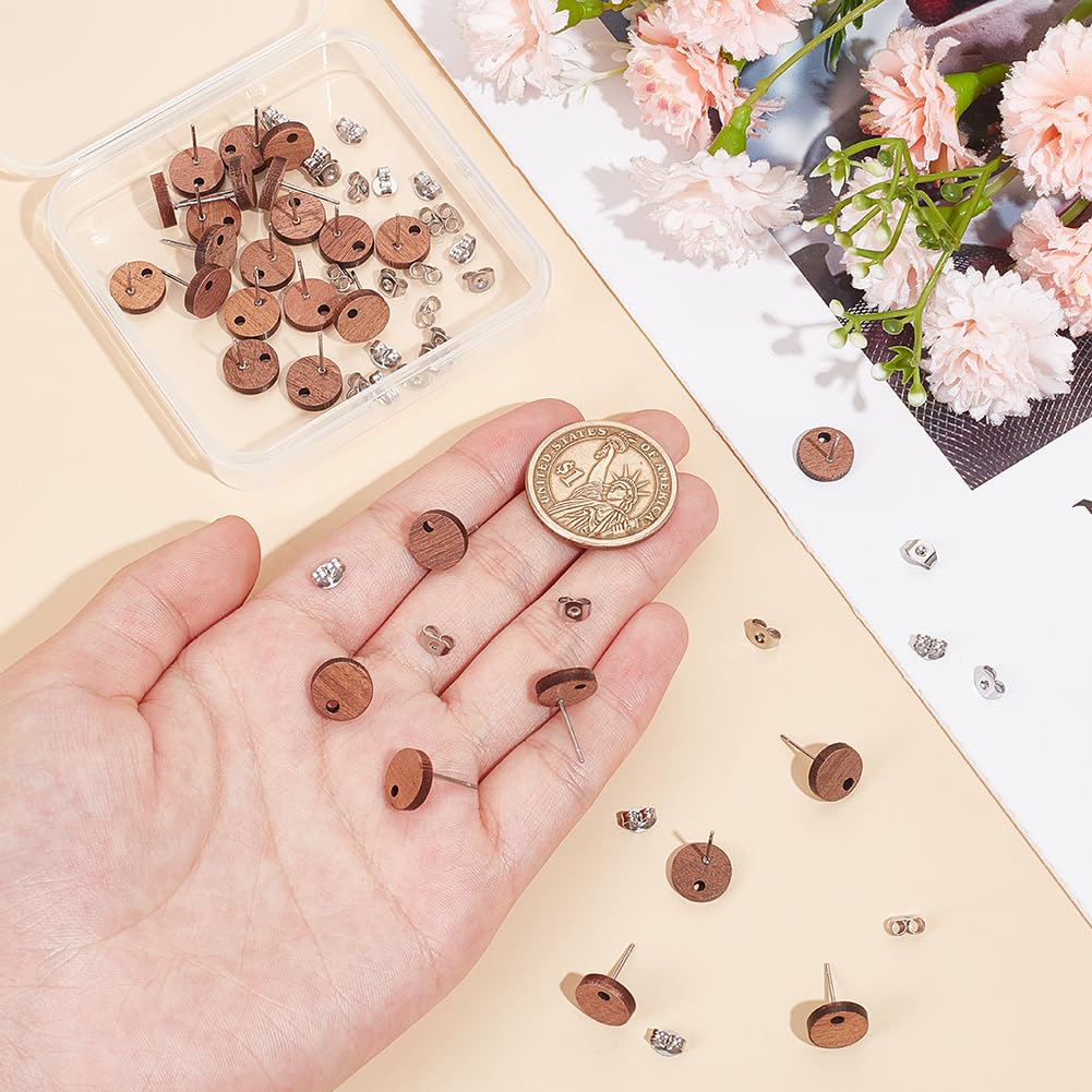 NBEADS 30 Paia Di Orecchini A Bottone In Legno Di Noce 10mm - Pali In Acciaio Inox E 60 Dadi In Plastica Per Creazioni Fai Da Te