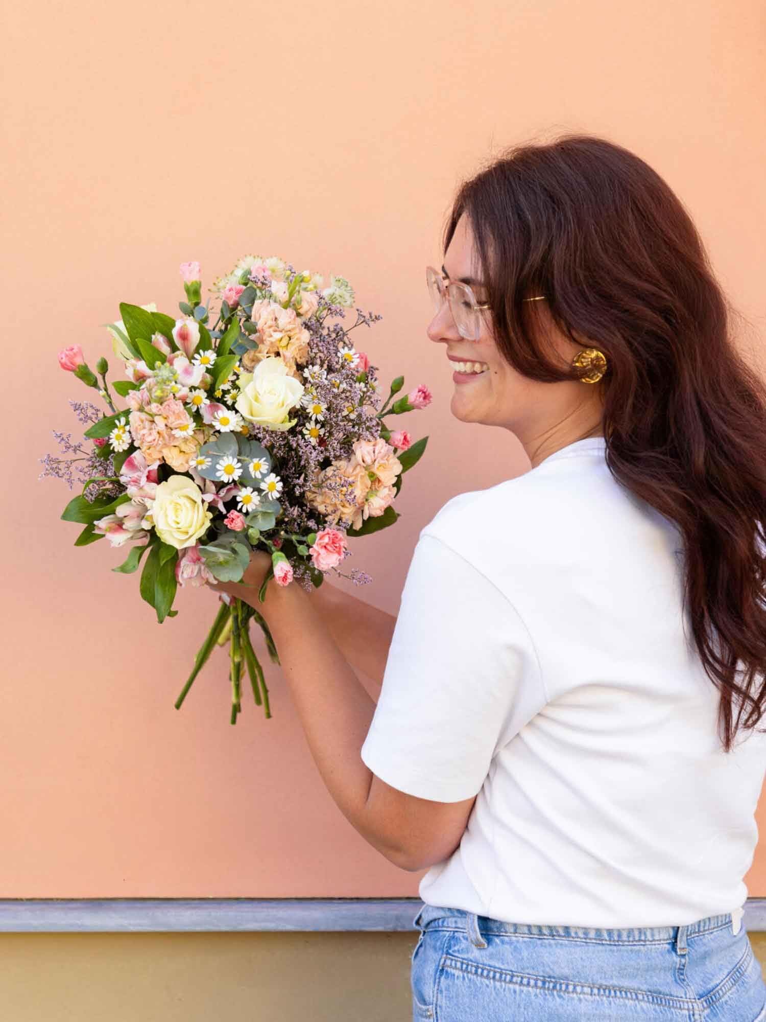 BLOOMY DAYS Blumenstrauß "Blossom Beauty" in RosaOrange, mit Alstromerien, Eukalyptus und Limonium, 7-Tage-Frischegarantie, Floristen-Qualität, das perfekte Geschenk bestellen