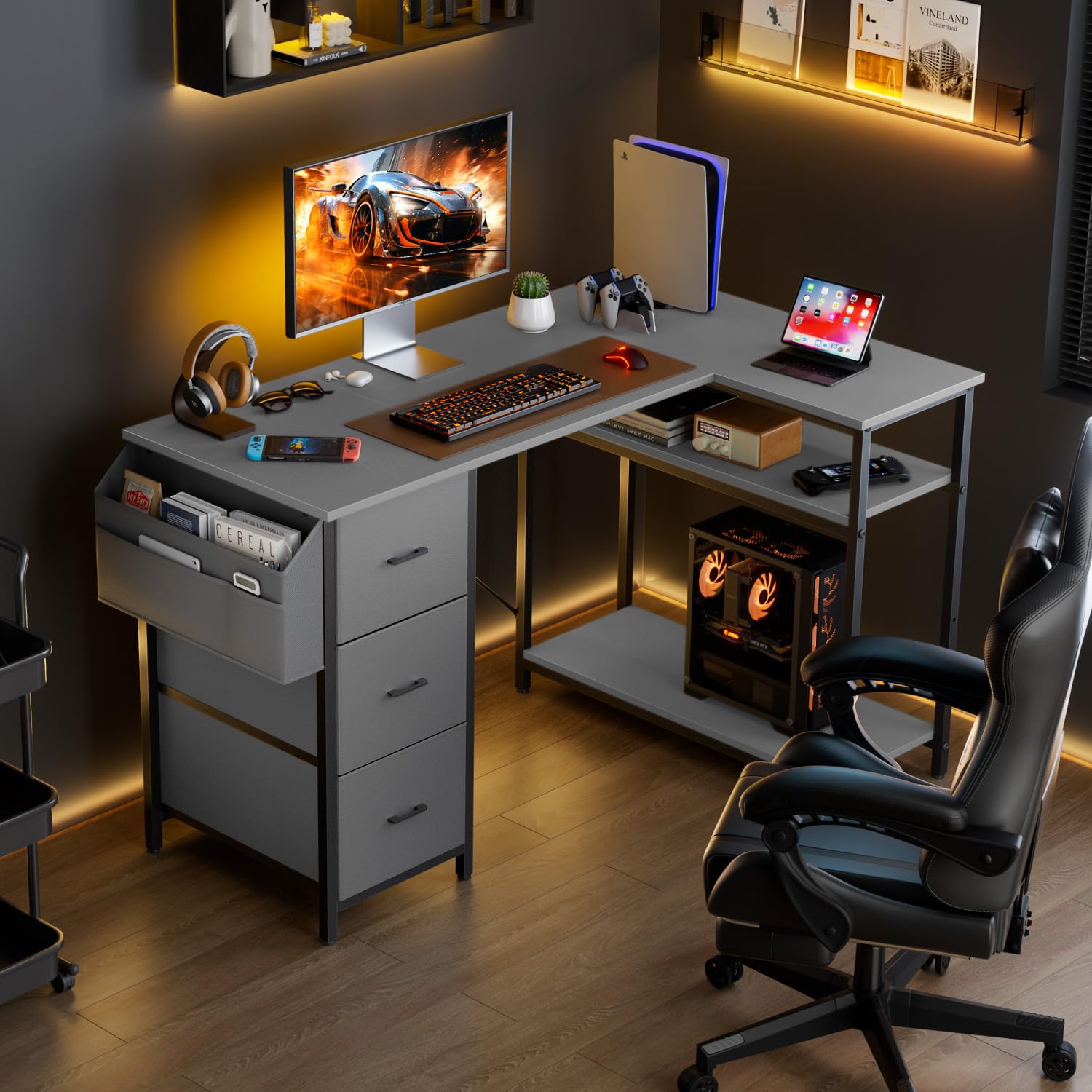 HLONONE Eckschreibtisch mit 3 Schubladen, 140 x 78 cm, Grau | Schreibtisch L Form mit Stauraum, Monitorständer und Seitentaschen, Computertisch mit Regal für Büro, Homeoffice