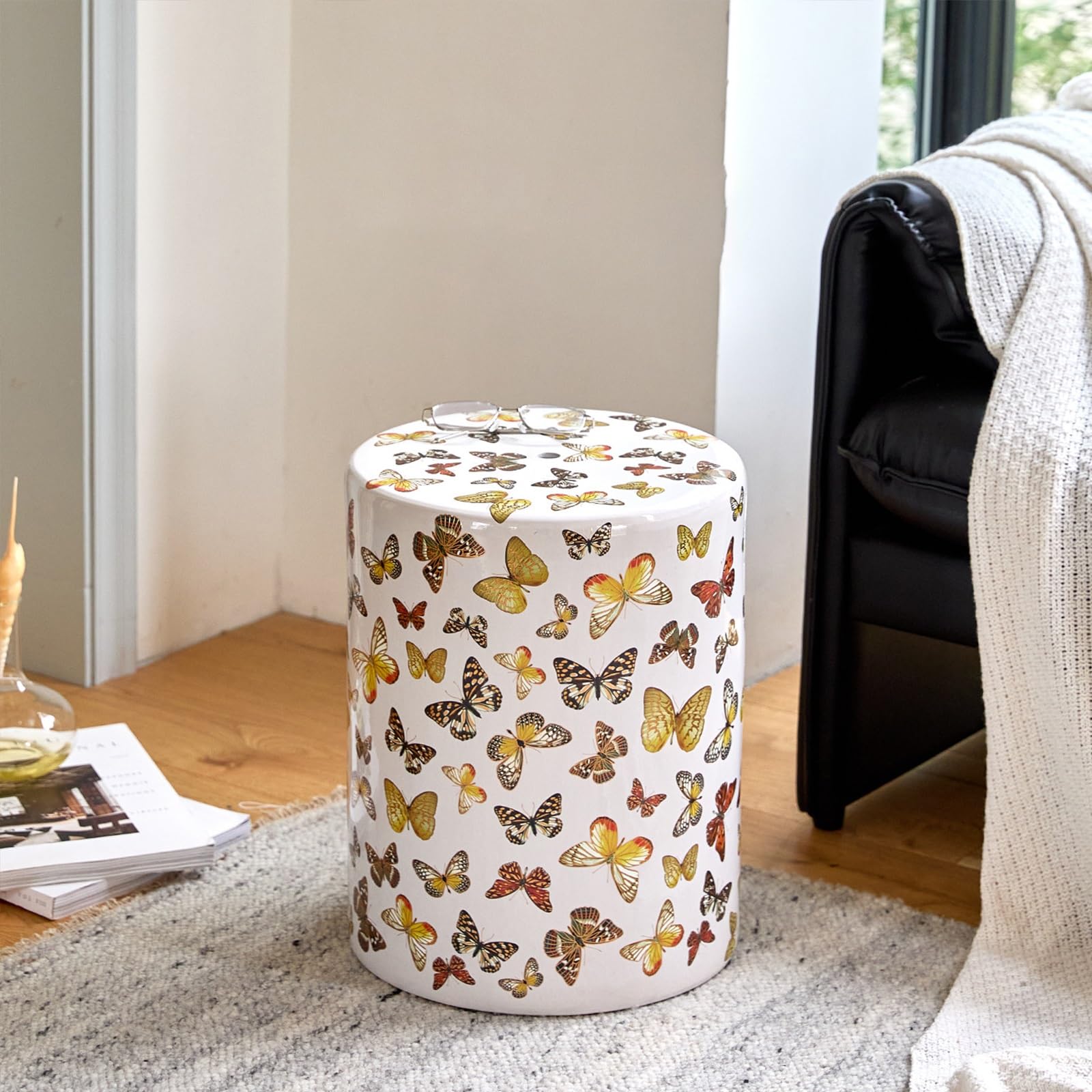 Table d’Appoint Extérieure en Céramique Blanche et Design Papillon Chic