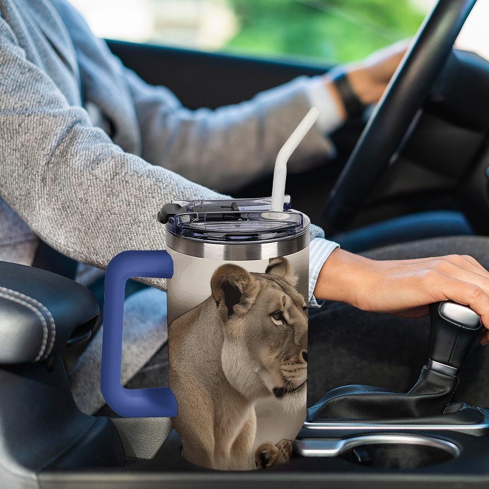 Autobecher aus 304 Edelstahl, Löwin mit Cub Tumbler mit Strohhalm und auslaufsicherem Deckel, großes Fassungsvermögen, vakuumisolierter Reisebecher für Auto-Becherhalter, 1,2 l
