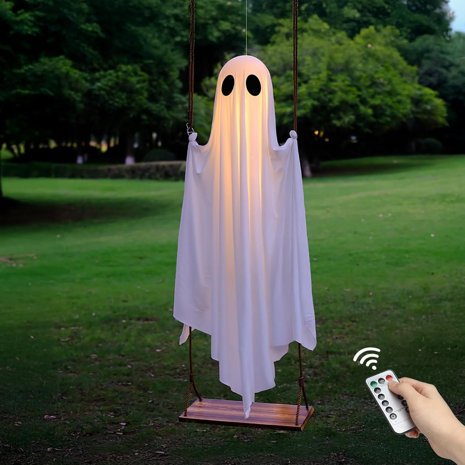 Halloween-Dekorationen für den Außenbereich – 1,5 m große hängende Schaukel mit Lichterkette – gruselige, niedliche Geister für Veranda, Hof, Baum (weiß)