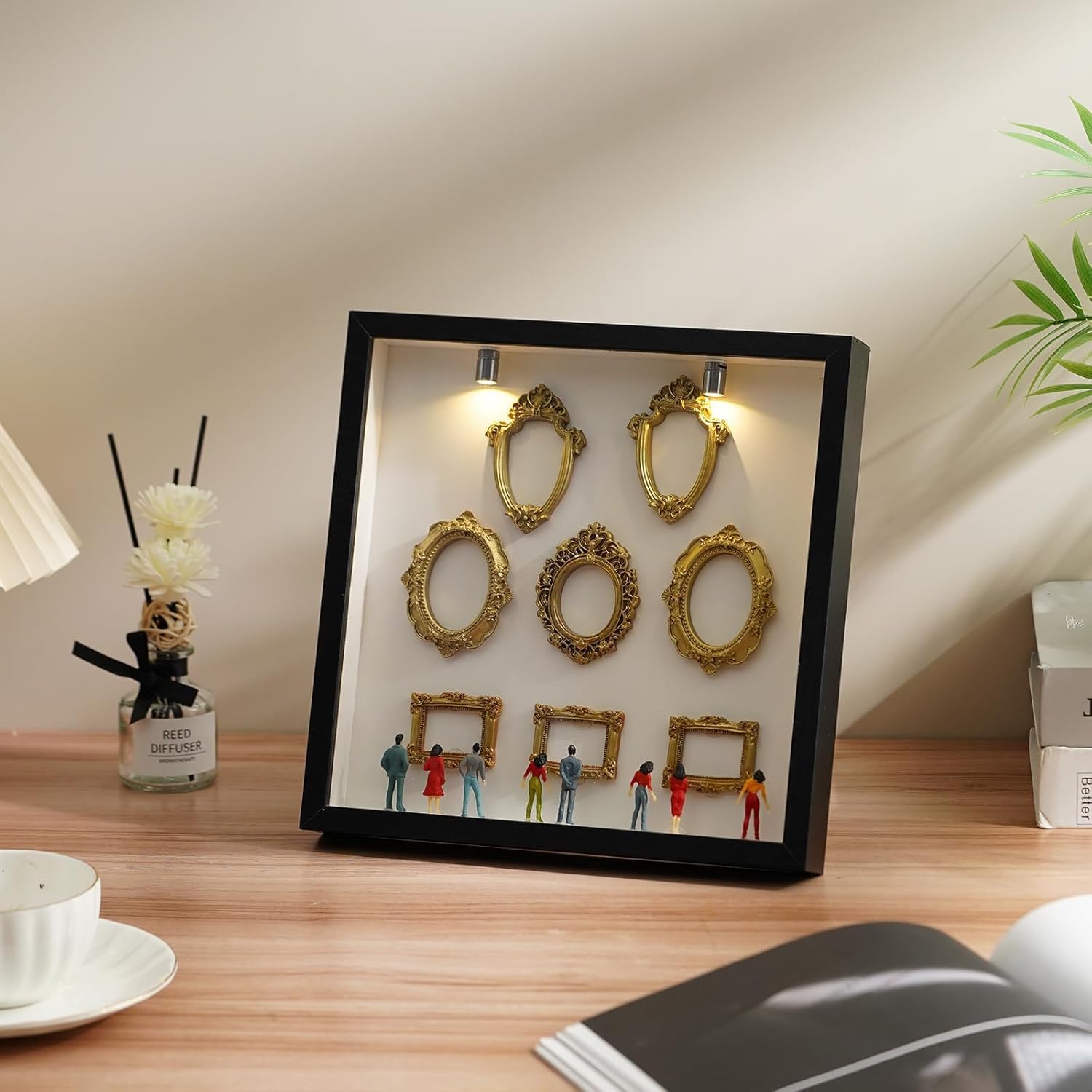Pipihome Mini Museum Bilderrahmen Vintage, DIY Mini Bilderrahmen zum Befüllen mit Golden Rahmen & Miniatur Menschen, Fotospeicher Bilderrahmens mit LED Licht für Deko Wohnzimmer Schlafzimmer
