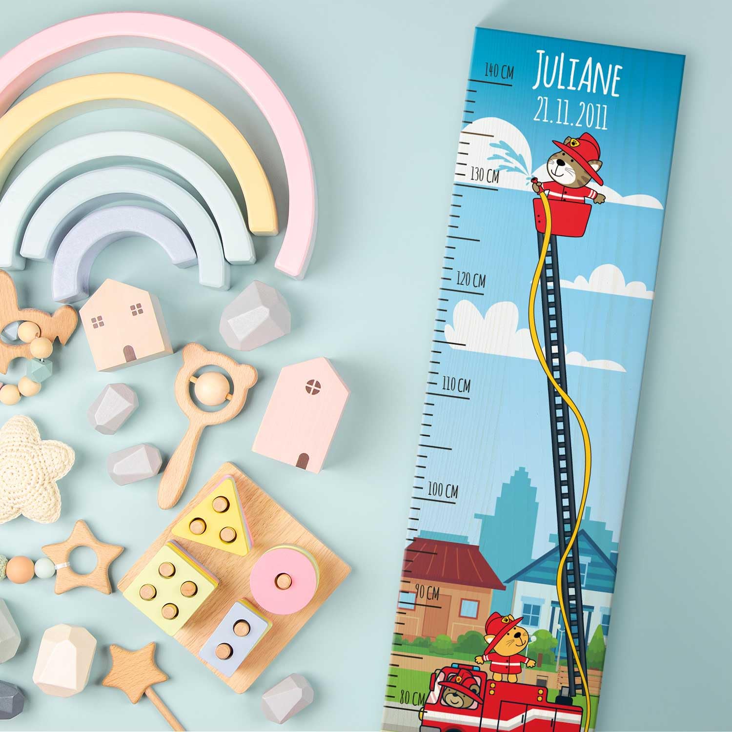 GRAVURZEILE Messlatte für Kinder aus Holz - Feuerwehr Design - mit Namen für Kinderzimmer - Skala misst 80-140 cm - Größe 20 x 70 x 2 cm - Geschenk zur Geburt für Mädchen & Jungen