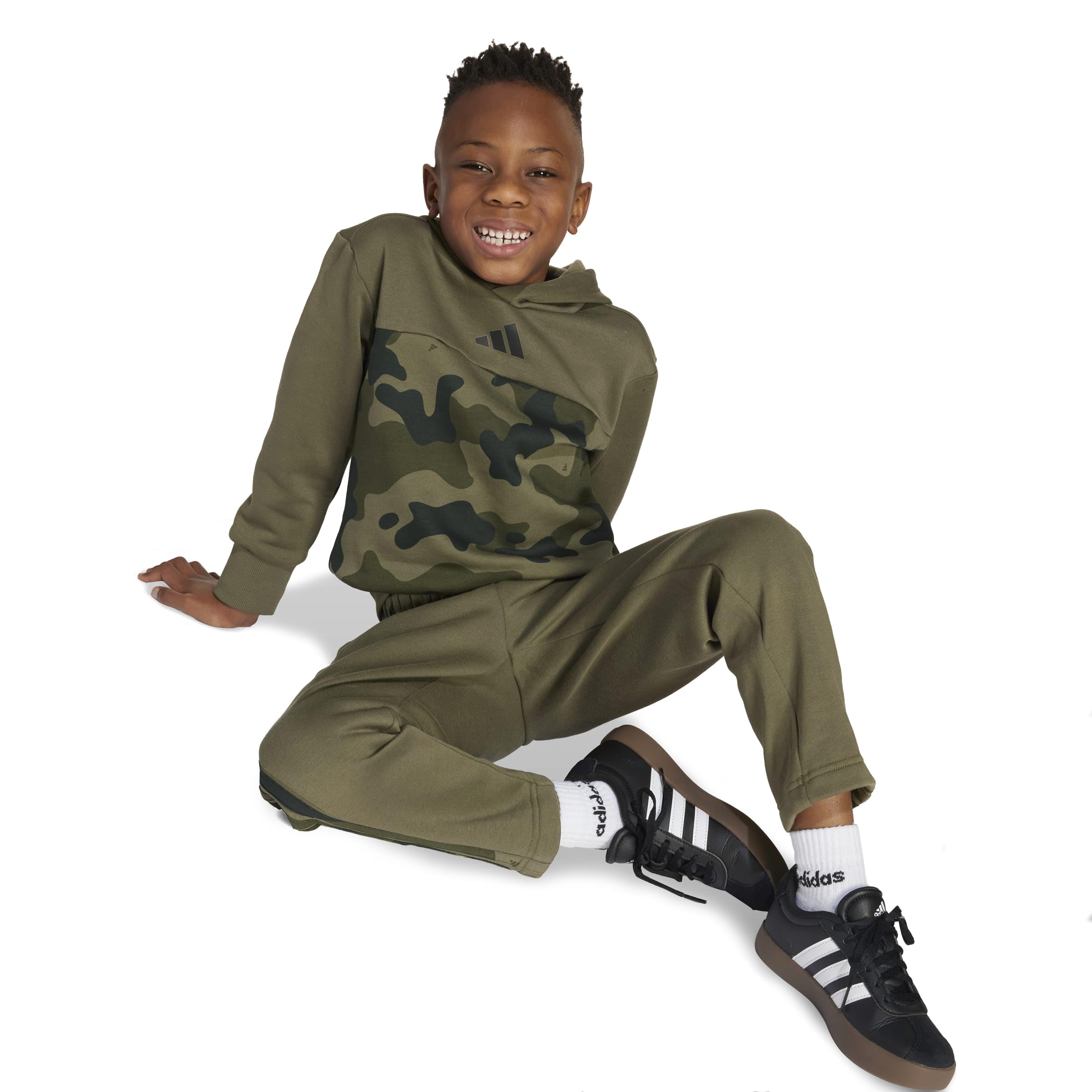 adidas Unisex Kids' Conjunto de chándal de felpa con estampado de camuflaje Seasonal Essentials