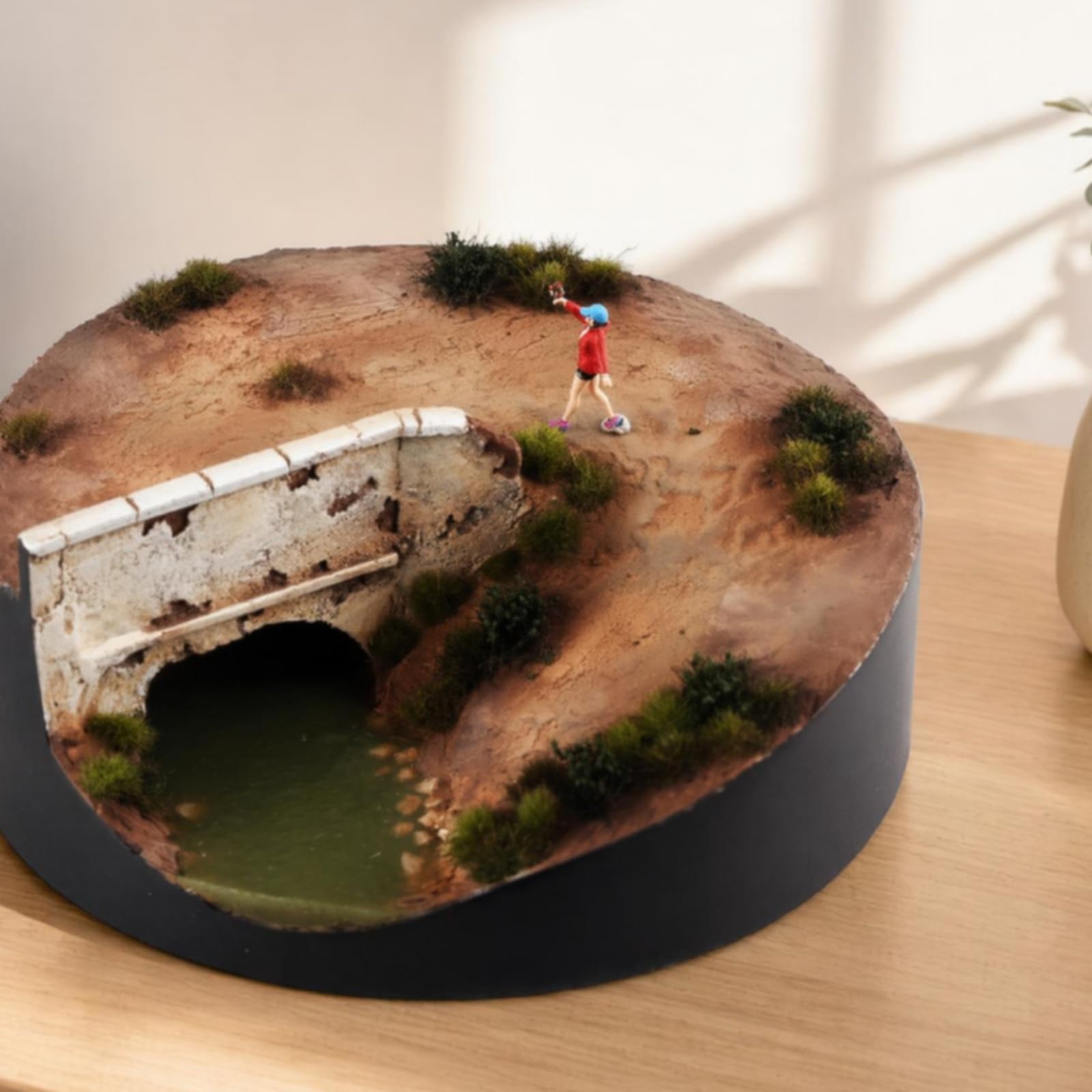Baoblaze Maqueta de Puente Escena Diorama Base Terreno Resina Miniatura con y Agua Acabado Artesanal y Césped Disperso Adecuada para Mostrar Vehículos a Escala Aficionados y Decoración