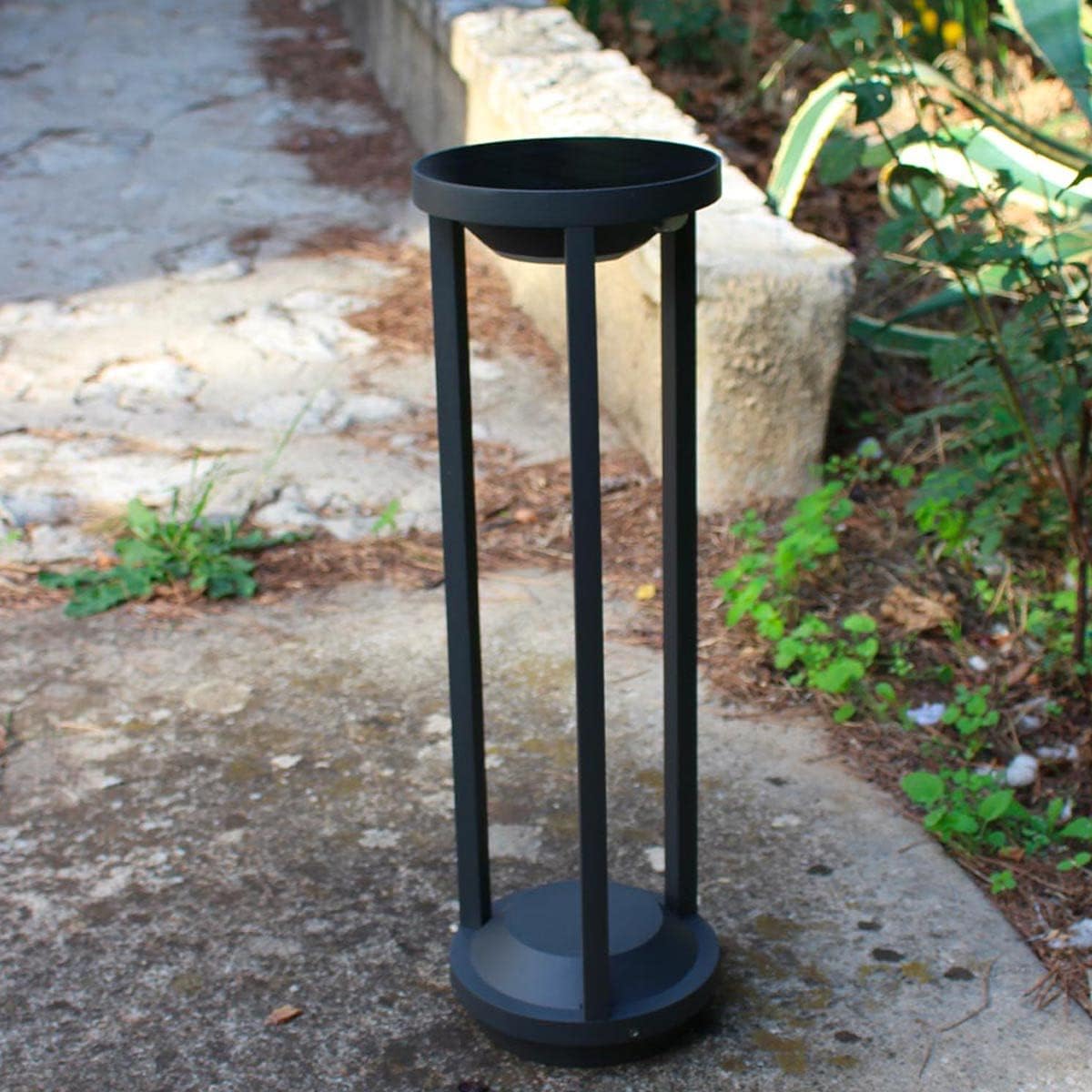 عن قرب view of the Lumisky Porto 50 solar light unit, showing its dark gray finish and cylindrical design.