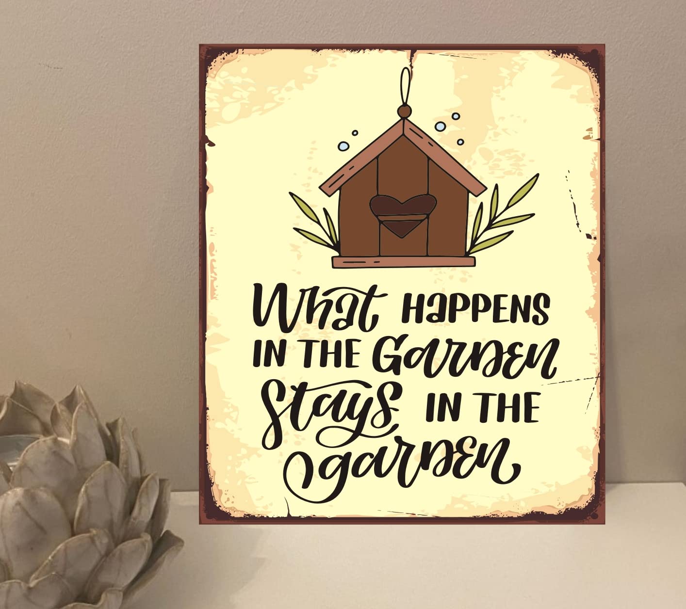 1x What Happens In The Garden Quote Metal Plaque Sign Gift House Novelty (mt696) (250mm x 200mm)