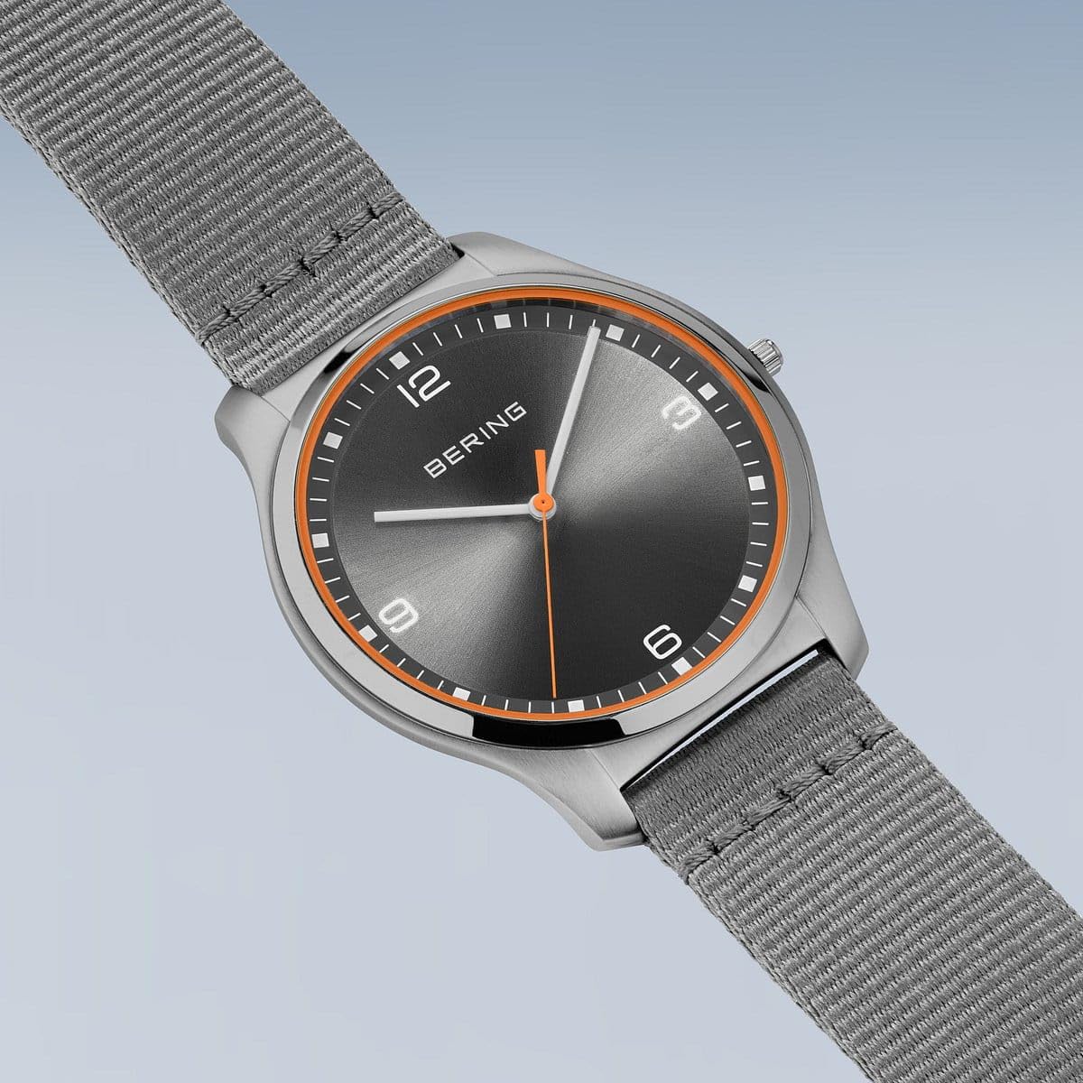 Bering Herren Quarz Uhr | Armbanduhr 43 mm Edelstahlgehäuse und Sunray Zifferblatt | Natoarmband | Saphierglas | 3 ATM | 18342