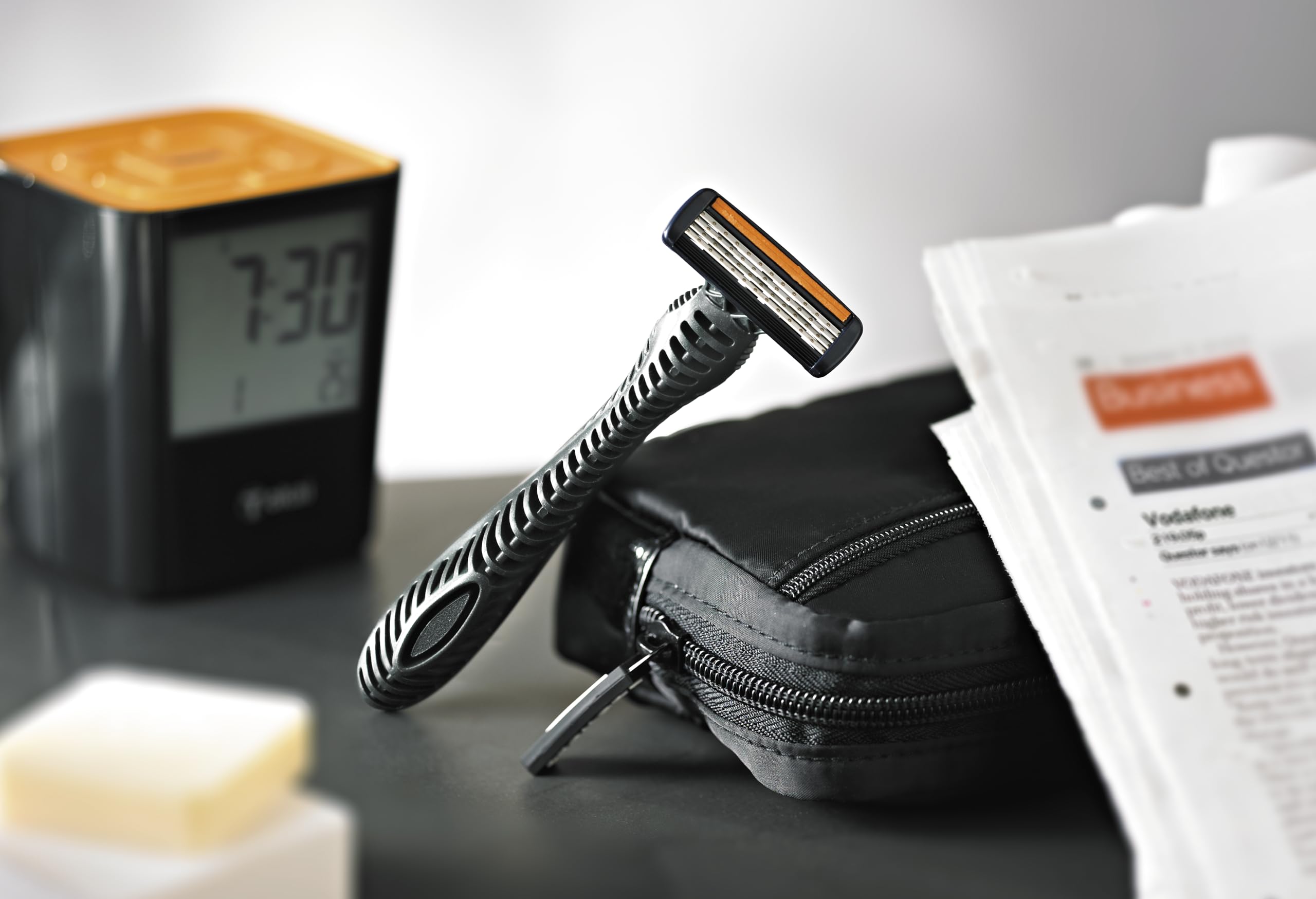 BIC 4 Flex Rasoi Usa e Getta Uomo con Barra Protettiva in Gomma e Banda Emolliente - Confezione da 8