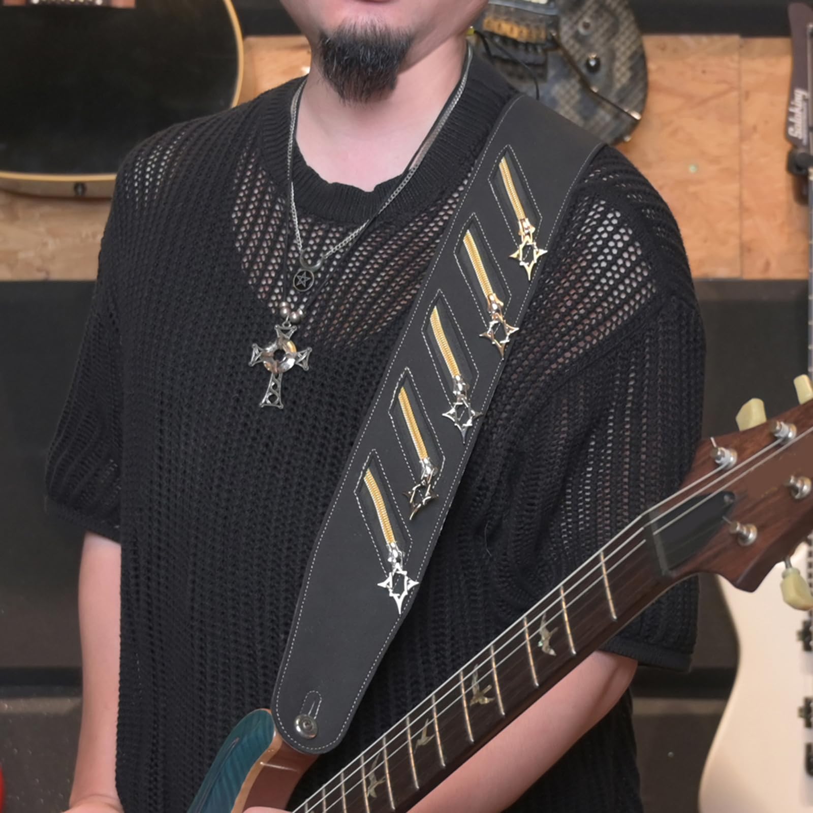 Correa de guitarra de hombro ancho con temática punk, decoración de tachuelas de metal de microfibra, longitud ajustable para mayor comodidad al tocar, correa de bajo