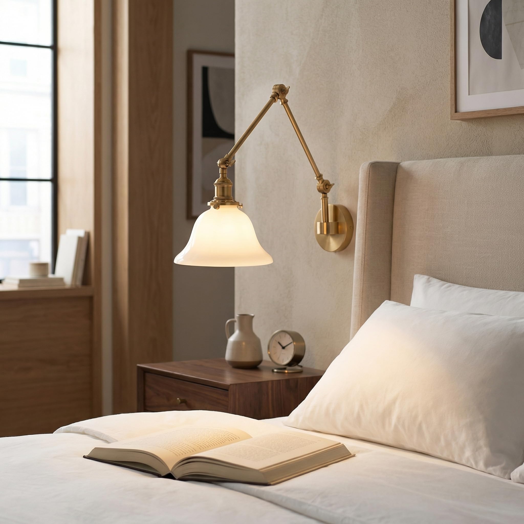 BARCELONA LED Wandlampe mit Gelenkarm in Gold/Kupfer und Weißem Glaslampenschirm, Vintage Industriestil, Retro, Modern und Minimalistisch, Ideal für Schlafzimmer, Wohnzimmer, Esszimmer und Büro