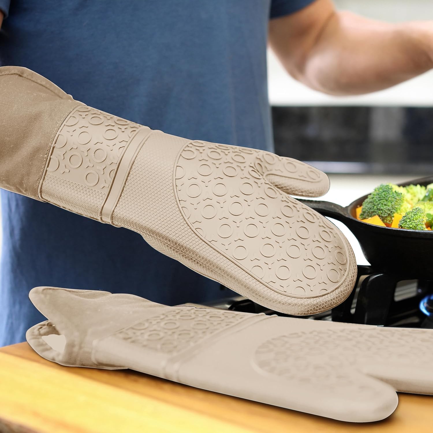 HOMWE - Manopla de horno de silicona profesional extralarga, guantes de horno con forro acolchado, resistentes al calor, guantes flexibles para horno, beige, 1 par, 14.7 pulgadas