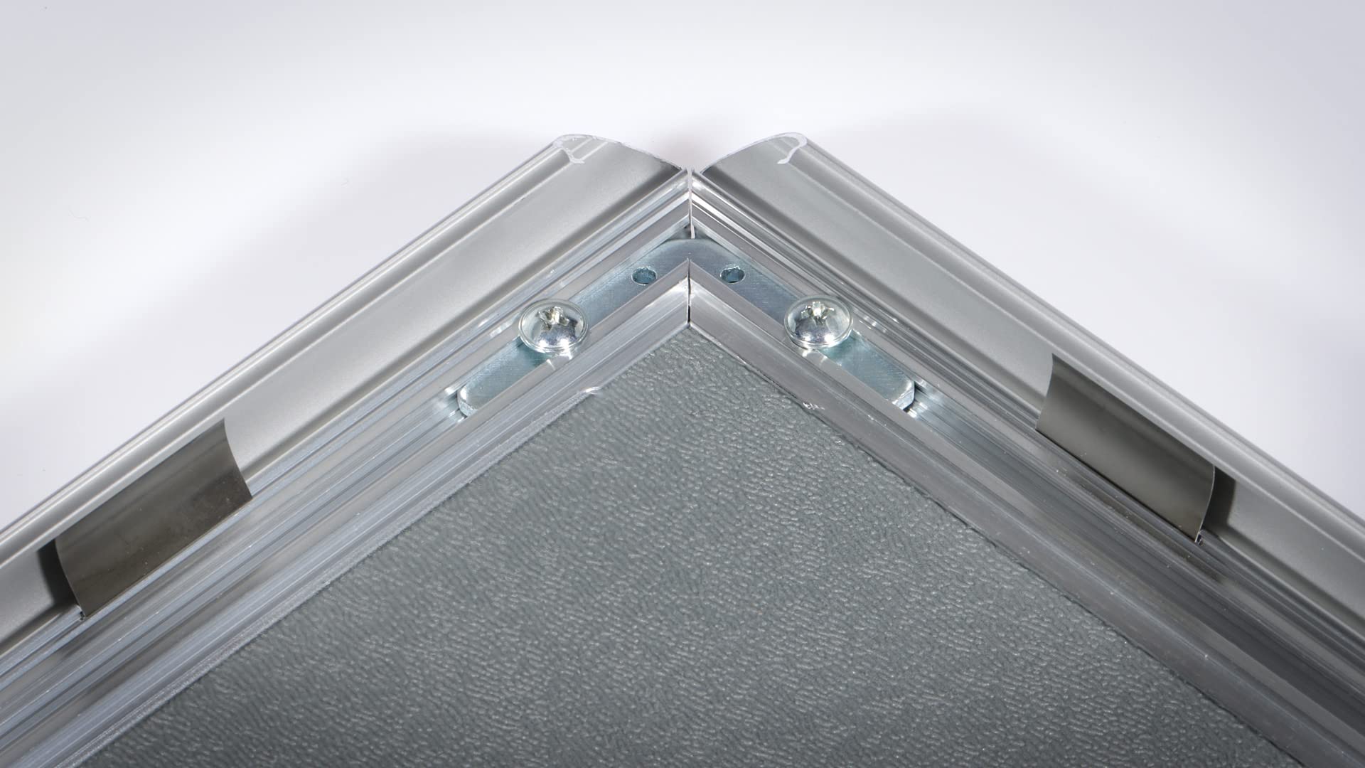 EUROPEL lekka ramka zatrzaskowa A3, profil 25 x 11 mm, kolor czerwony, anodowane aluminium, ochrona antyodblaskowa, wymiary zewnętrzne 328 x 451 mm, szary styropianowy tył