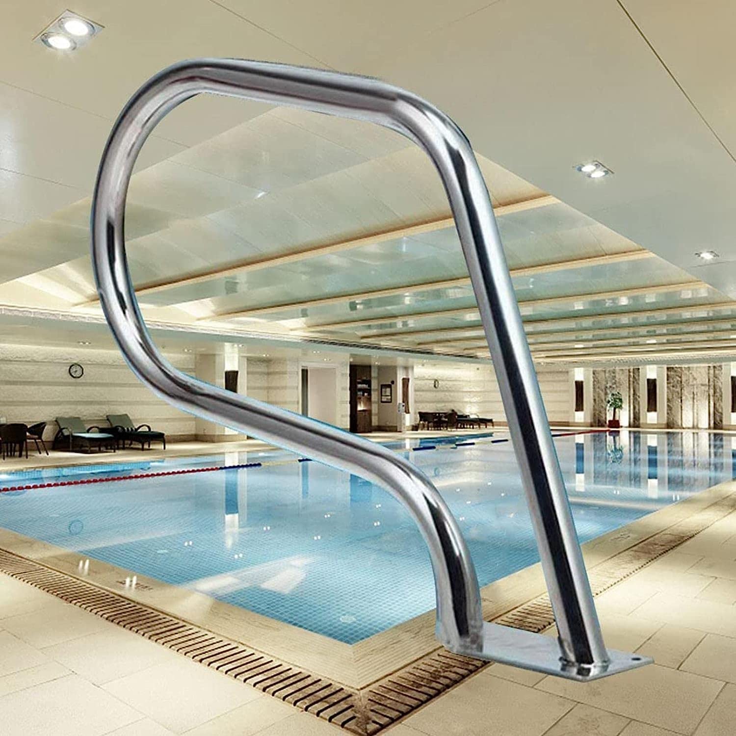 Main courante de piscine avec rail de maintien incurvé et accessoires