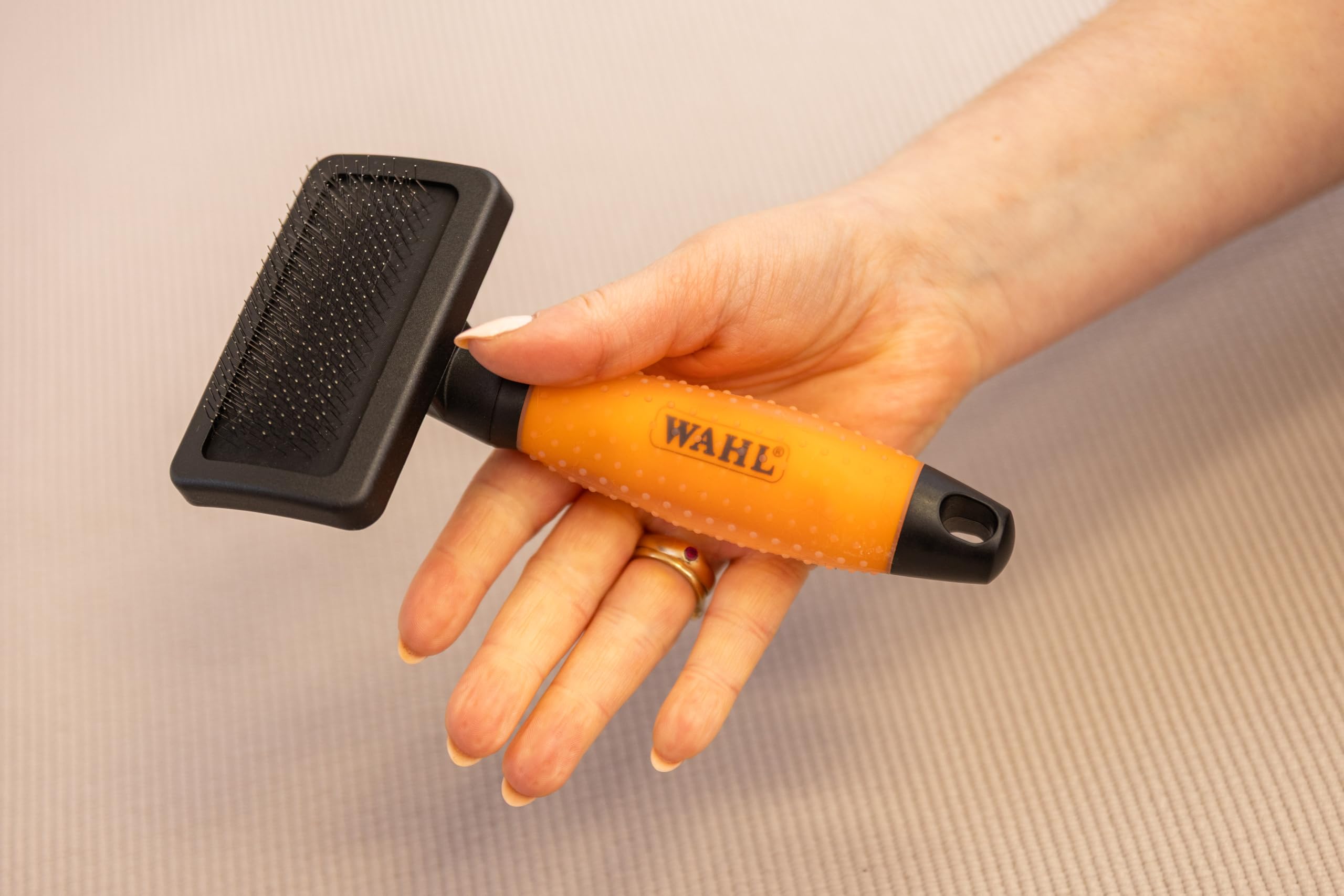 WAHL Średnia Szczotka Slicker Brush - Szczotka dla Psów i Kotów, Narzędzia do Pielęgnacji Zwierząt Domowych, Szczotka dla zwierząt o długiej i krótkiej sierści, Żelowa Rączka, Pomarańczowa