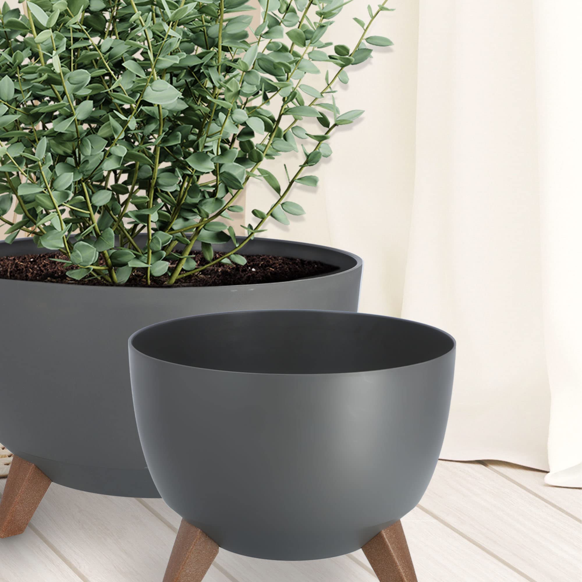 KADAX Vaso Rialzato in Plastica per Piante da Interno ed Esterno, Coprivaso Decorativo con Piedistallo Simil-Legno (Set di 2: 29 e 39.5 cm, Grigio Scuro)