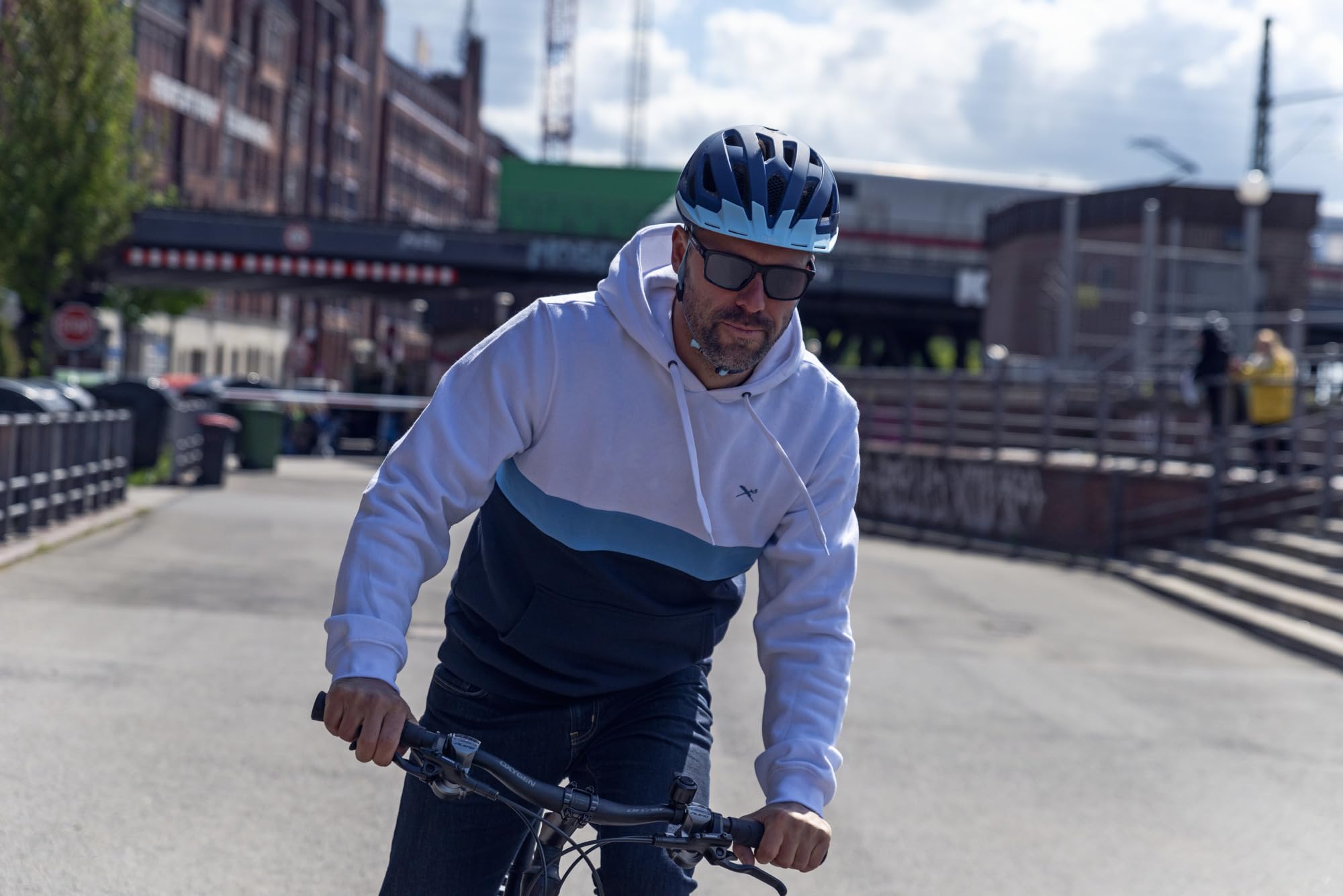 ABUS Kask miejski Urban-I 3.0 – kask rowerowy z tylnym światłem, daszkiem i zapięciem magnetycznym – dla kobiet i mężczyzn