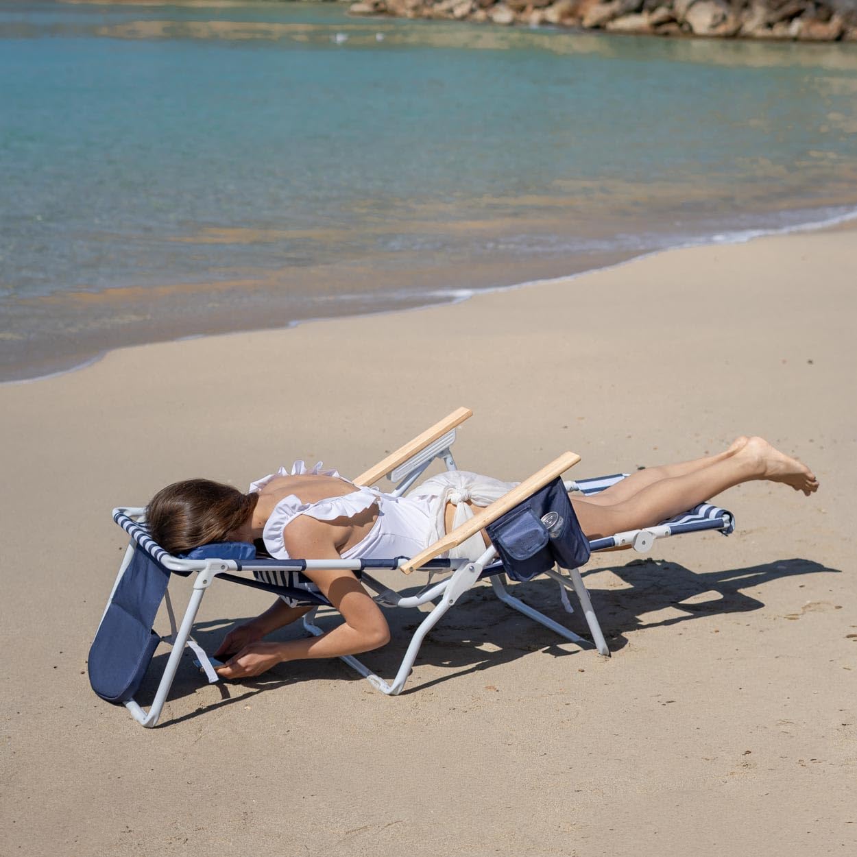 Flamingueo Składane krzesło plażowe - 5 pozycji rozkładanych - Otwór na głowę i ramiona - Podnóżek 3 pozycje - Uchwyty do plecaka - Izolowana kieszeń i podstawki - Aluminium i poliester - Granatowy