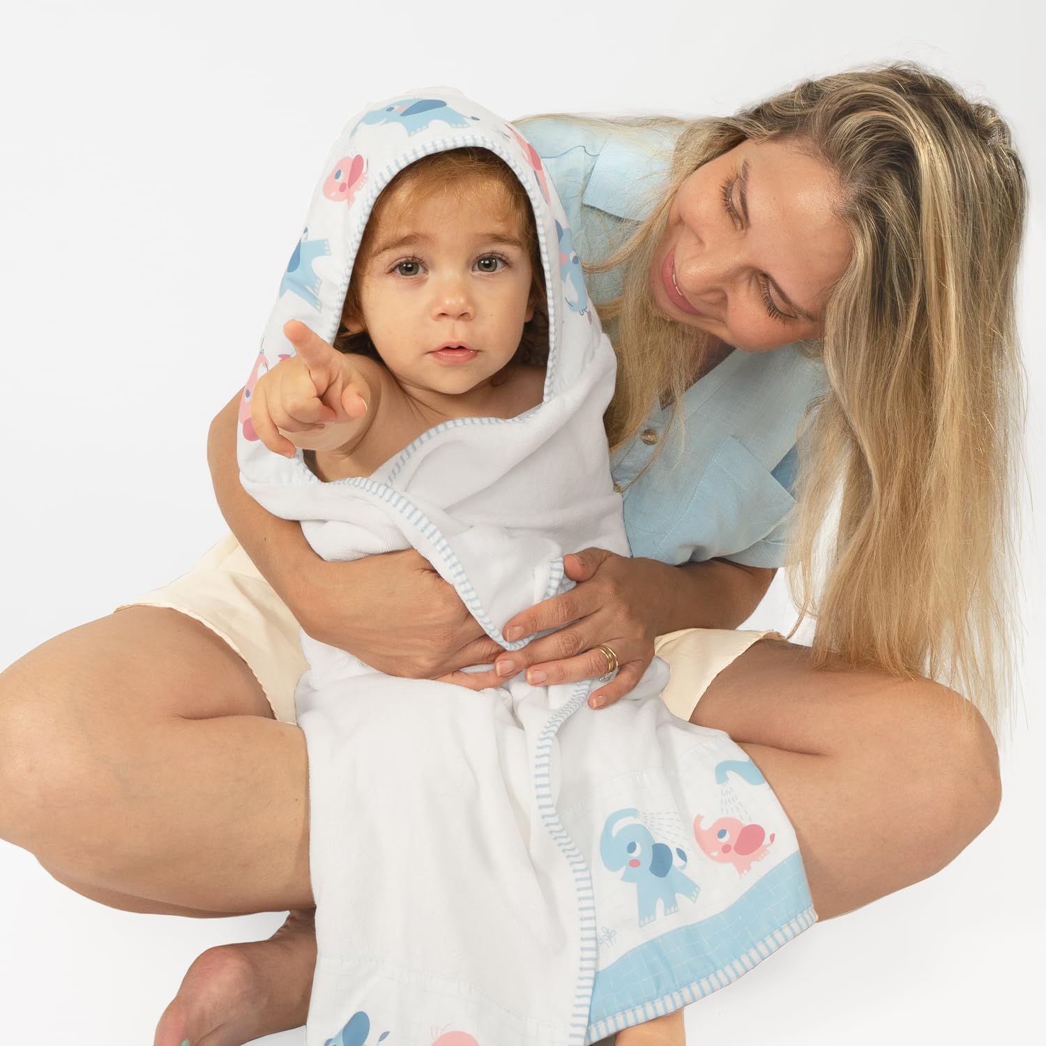Yookidoo Ensemble Cadeau de pommeau de Douche éléphant pour bébé – Comprend Une Serviette à Capuche et Un Cintre – Contrôle de l'eau à partir de 2 Boutons de Coffre d'éléphant pour Un Maximum de