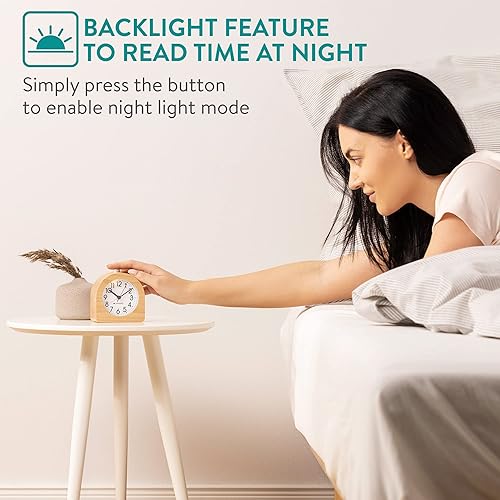 Vista 3 de Navaris Reloj despertador analógico de madera, semiredondo, funciona con pilas, sin tictac, con botón de repetición y luz, color marrón claro