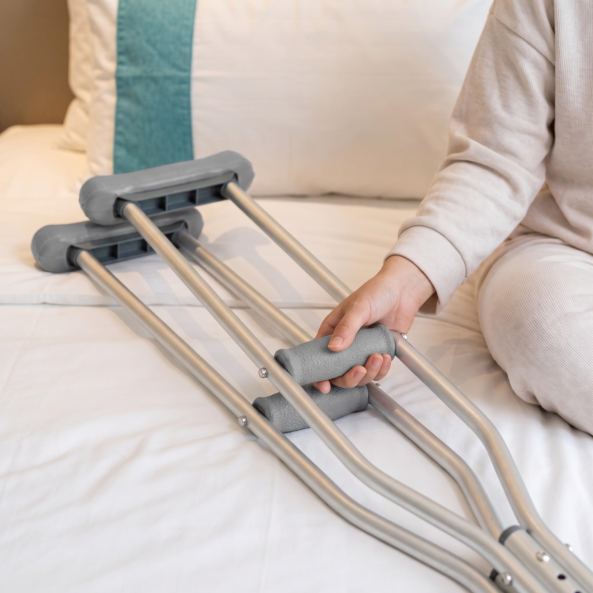 Lurrose Set di 2 cuscinetti per stampelle: impugnature, tappi per i piedi, | Imbottitura antiscivolo di ricambio per stampelle, accessori per bastoni da passeggio per anziani