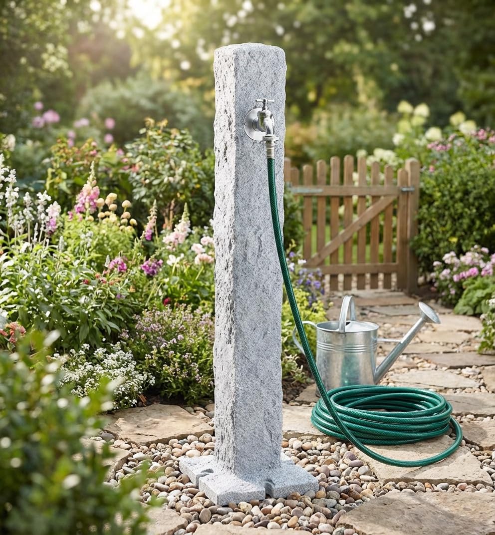 Fontana da giardino in imitazione di pietra granito chiaro con rubinetto. Altezza 1 metro. Base 25 x 25 cm