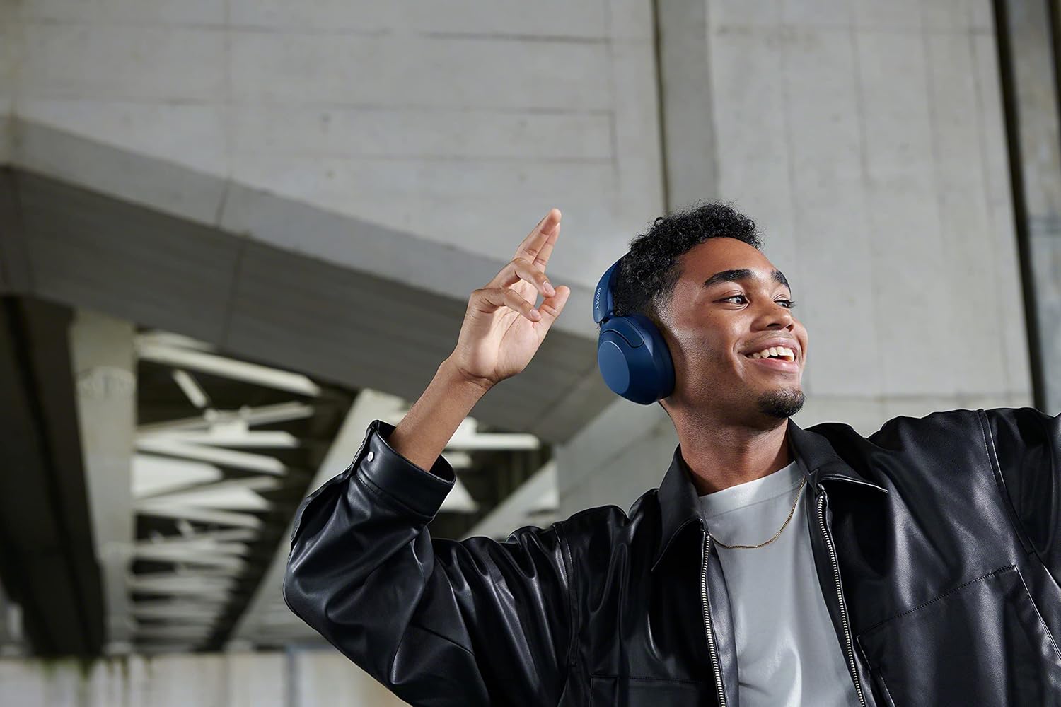 sony extra bass noise cancelling headphones wireless bluetooth over the ear headset with microphone and alexa voice control wh xb910nb ce7 onyx bl