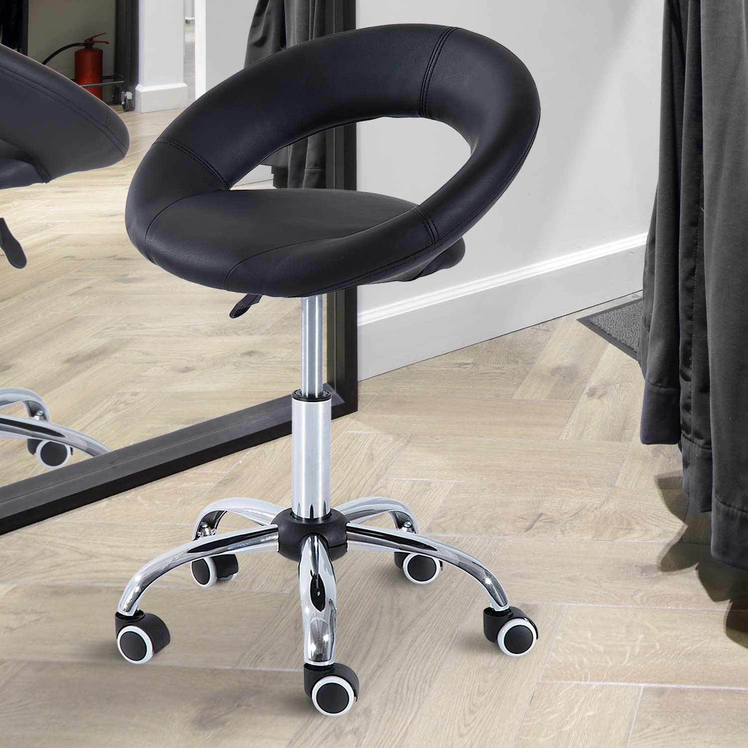 HOMCOM Rolkruk Zwart – Hoogteverstelbare Draaibare Kruk Met Zachte PU Zitting, Rugleuning En 5 Wielen, Max. 136 Kg