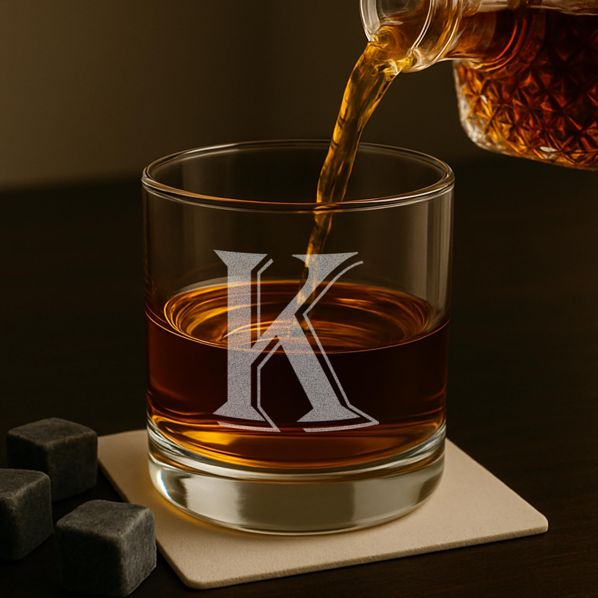 On The Rox Drinks (K-Monogram) - 4-częściowy zestaw 325 ml grawerowane ciężkie kamienie szklanki do whisky eleganckie szkło burbon wielofunkcyjne szklanki do napojów - prezent na każdą okazję