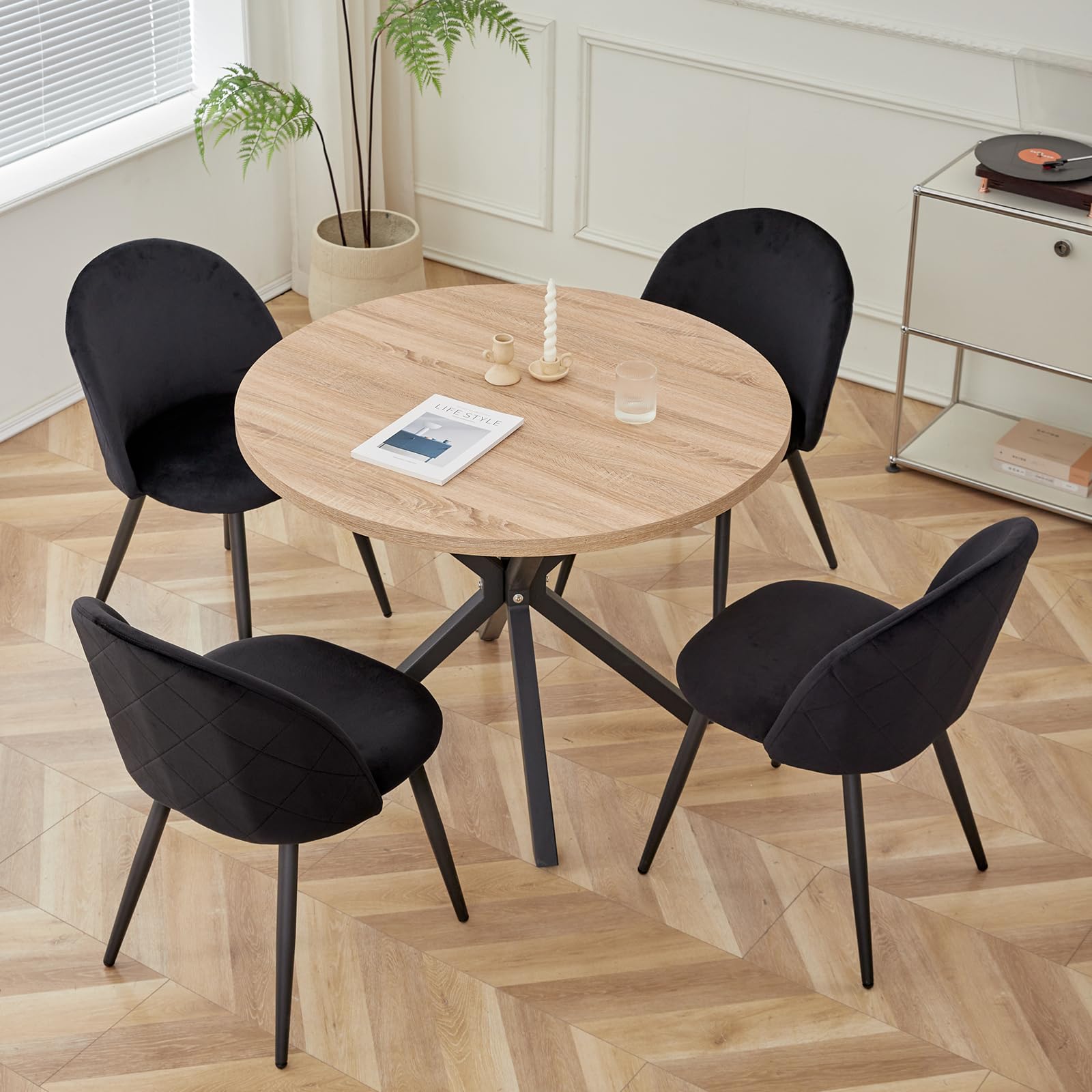 GrandCA HOME Set Tavolo e Sedie da Pranzo, Tavolo Rotondo da 100 cm e 4 Sedie in Velluto Nordico, Adatto a Soggiorno, Sala da Pranzo e Cucina (Venatura del Legno Chiaro + Nero)