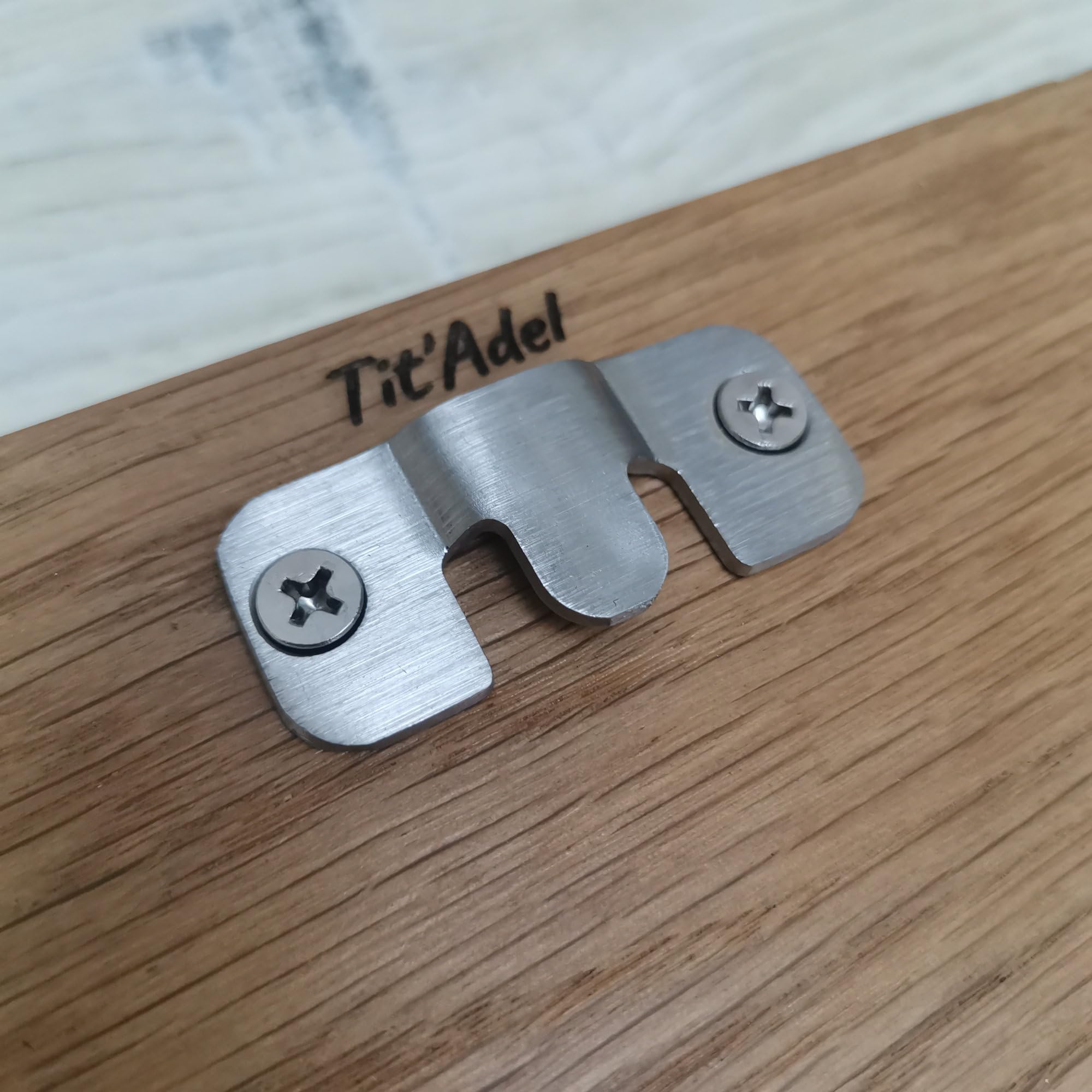 Tit'Adel Compteur de Points pétanque en chêne Massif – Tableau de Score 2 équipes avec pions aimantés – Personnalisable – Accessoire et idée Cadeau pour Joueurs de pétanque
