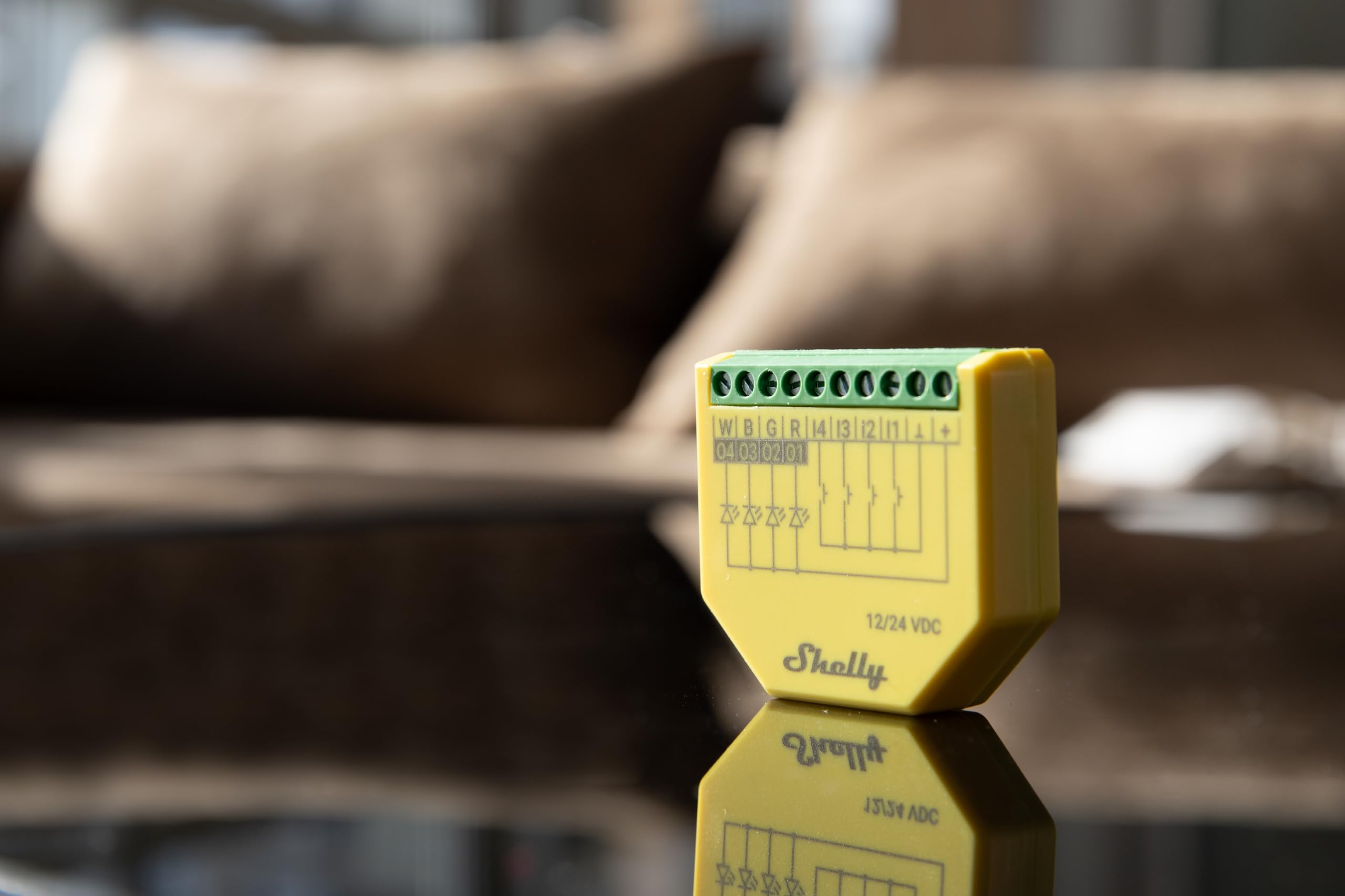 Shelly Plus RGBW PM, Modulo di Controllo RGBW per Strisce LED Wi-Fi & Bluetooth, con Misuratore di Consumo, Luce Bianca o Colorata, Dimmerabile, Nessun Hub Richiesto, App iOS Android, Giallo