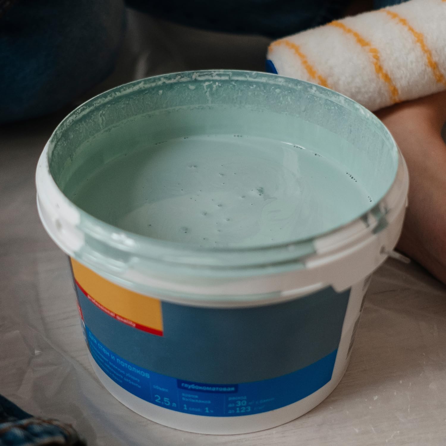 Cubos de plástico blanco con efecto mármol azul, tapa azul, 14 litros, vacío, hermético, 15 l, mango de metal (20)