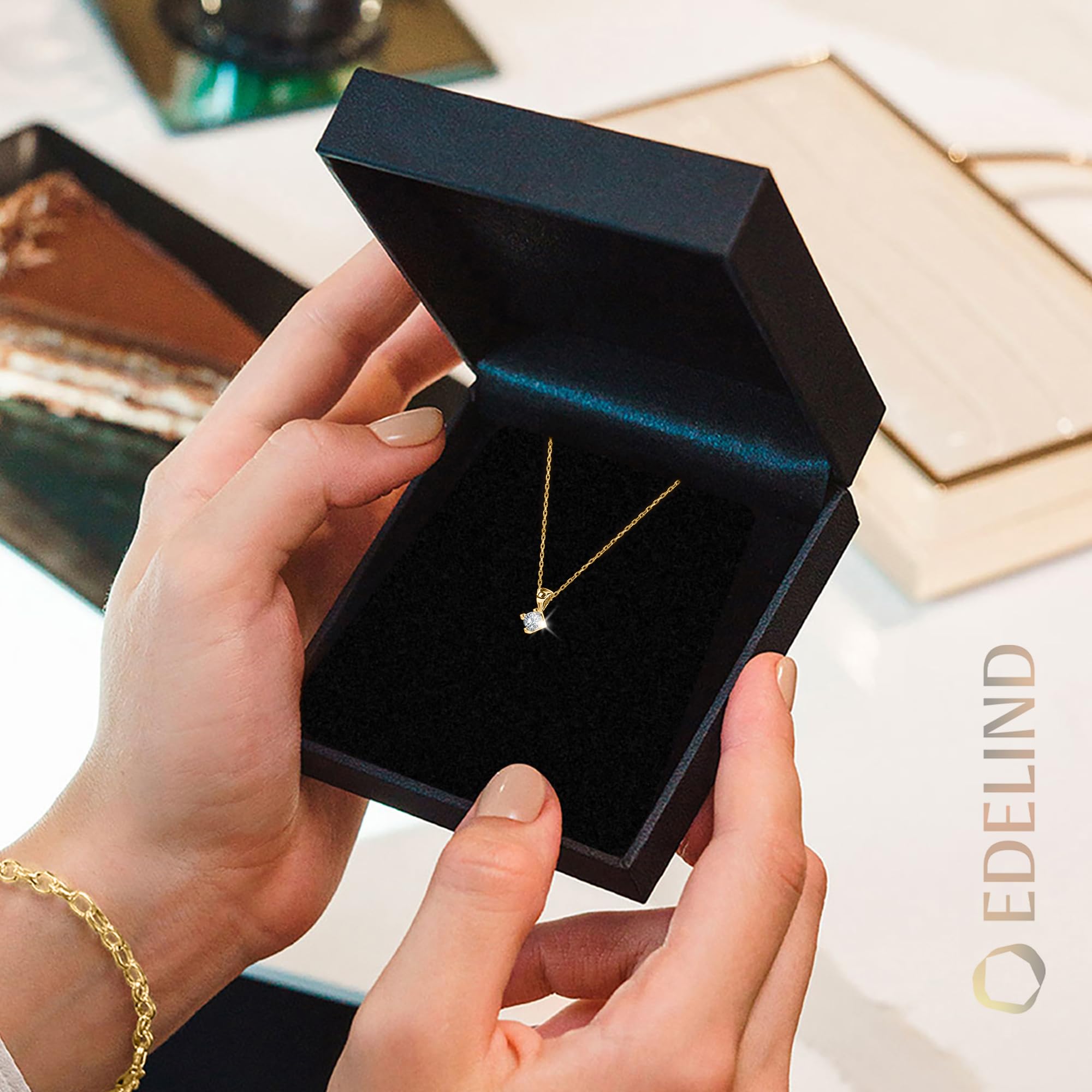 EDELIND Collana Punto Luce Donna con Diamante 0.08 ct in Oro 14k - Catenina con Ciondolo Solitario - Lunghezza Regolabile - Gioiello Idea Regalo