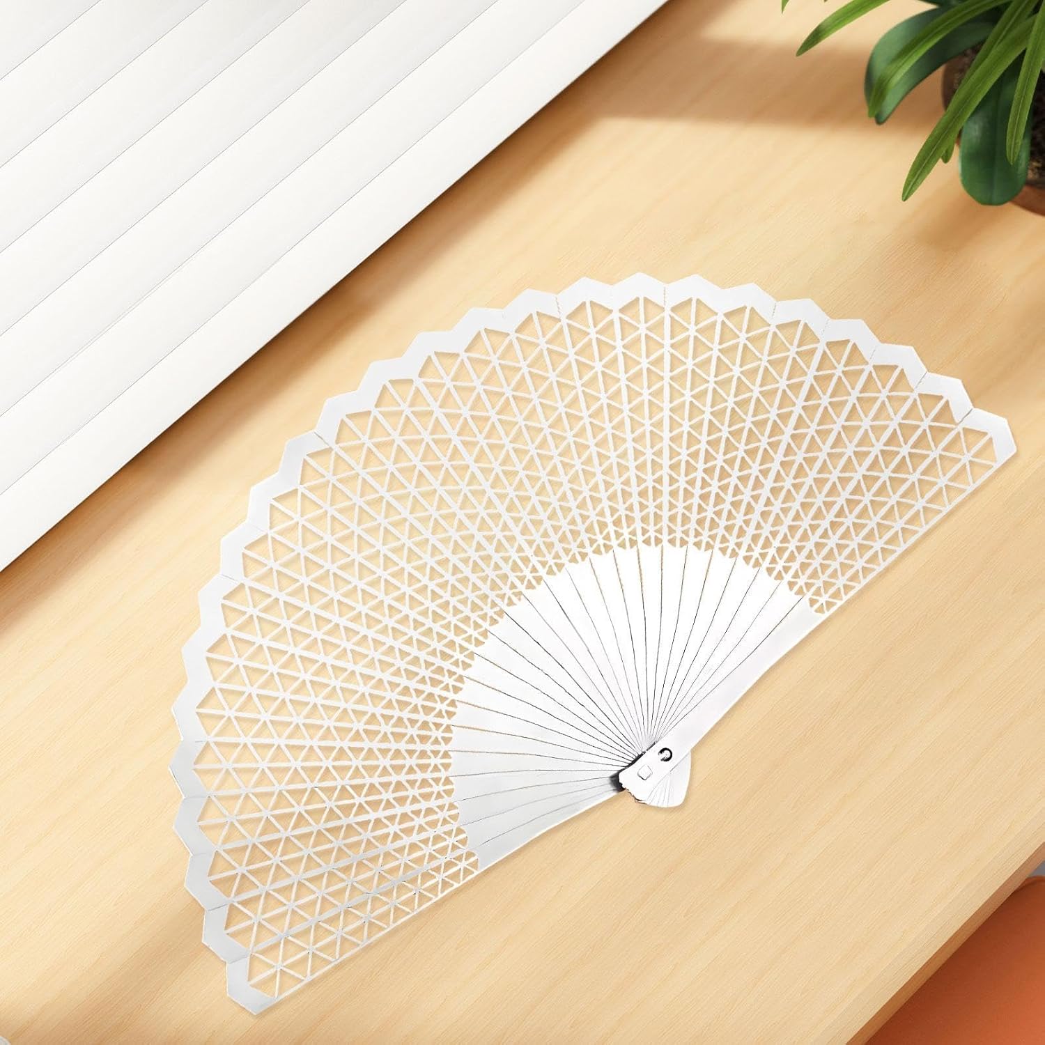 持ち運びに便利な中空デザインのハンドヘルドメタルファン。