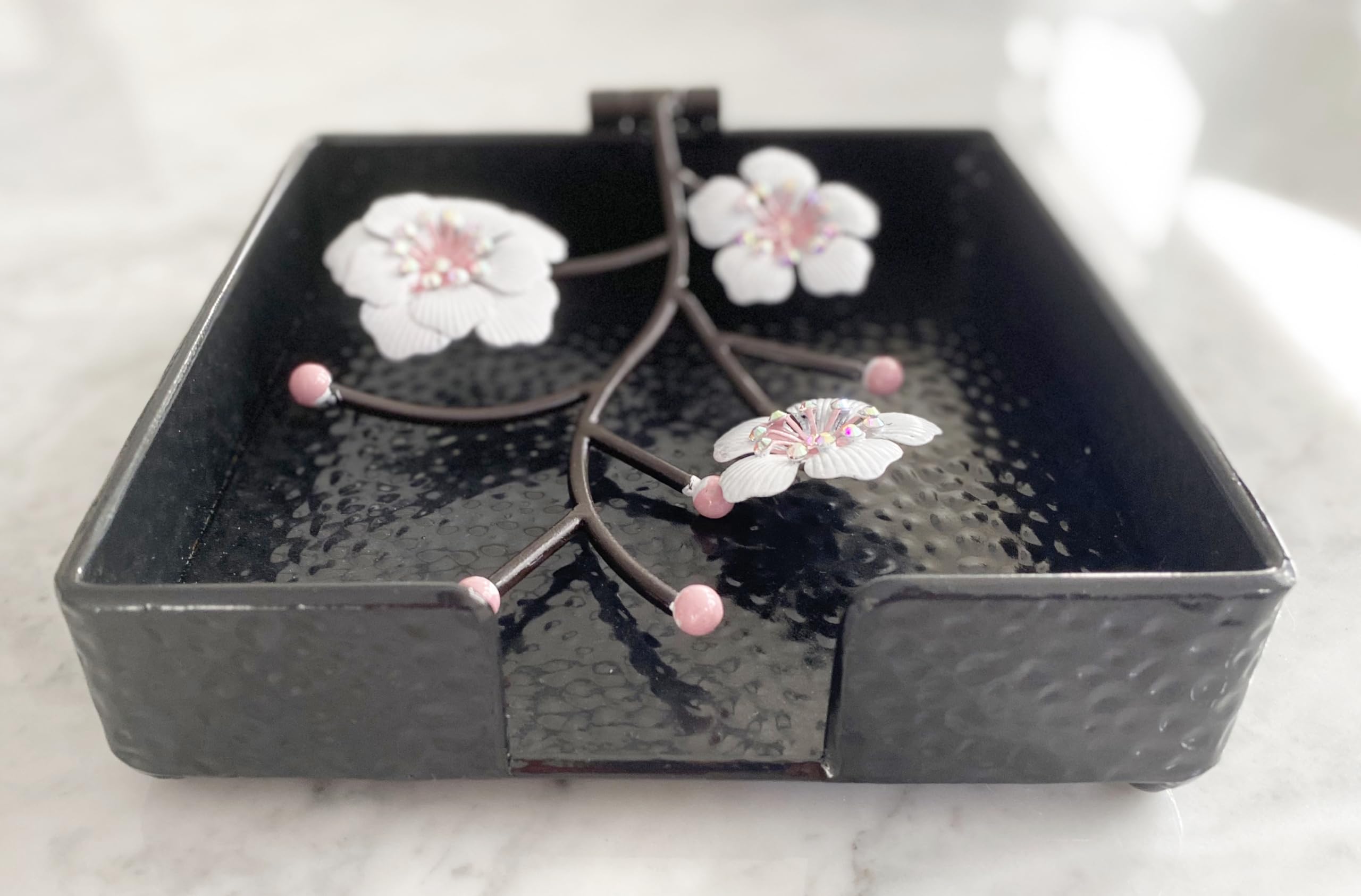 Portatovaglioli quadrato piatto nero con fiori di orchidea bianca | Braccio zavorrato in metallo incernierato | Porta tovaglioli di carta per asciugamani | vassoio organizer dispenser | Home