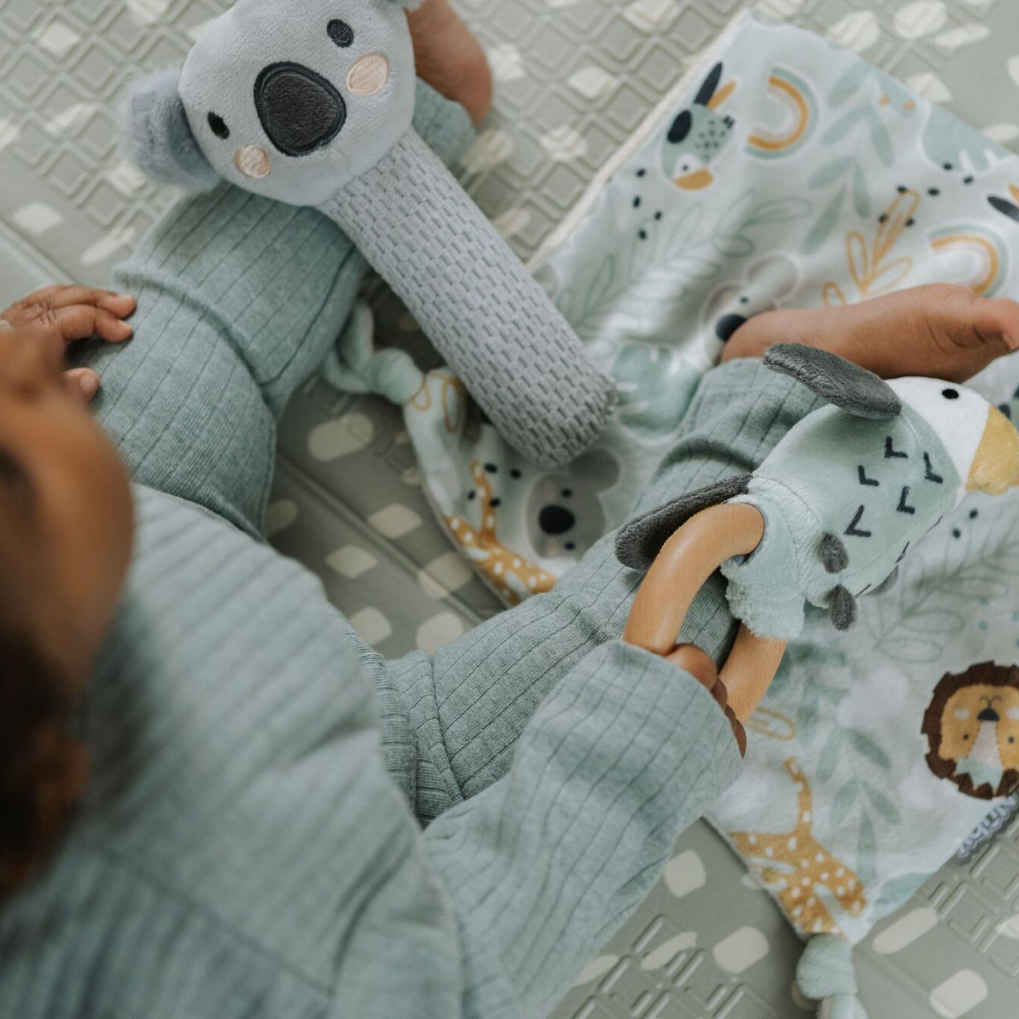 Nuby Juego de regalo para bebé Nuby - Set de Regalo para Bebés Animal Adventures - Set de Recuerdos de 3 Piezas - Peluche, Sonajero y Mordedor - Incluye Empaque de Regalo - Apto desde el Nacimiento