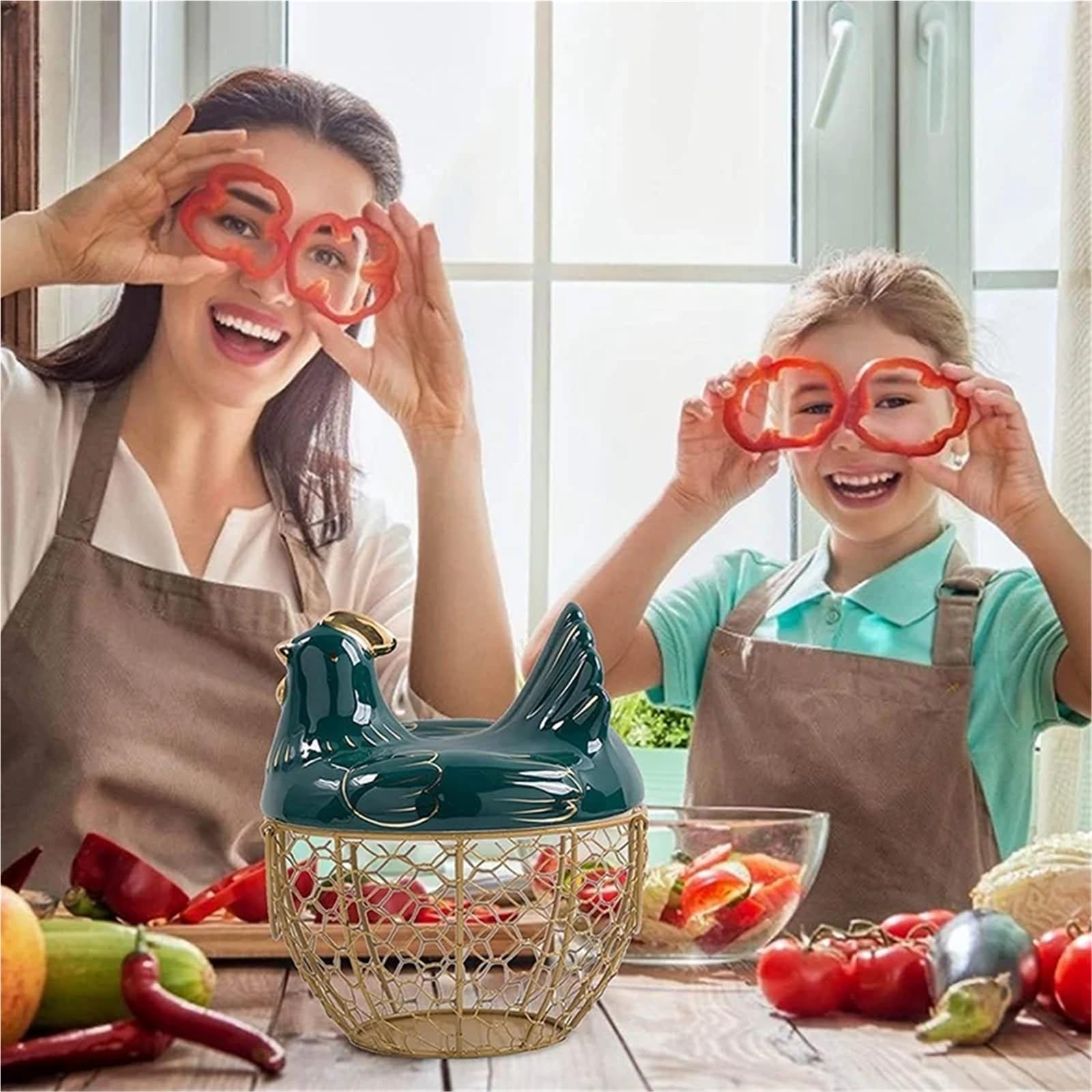 Cesta de fruta alambre metálico con tapa en forma pollo, huevera cerámica, capacidad for 30 huevos