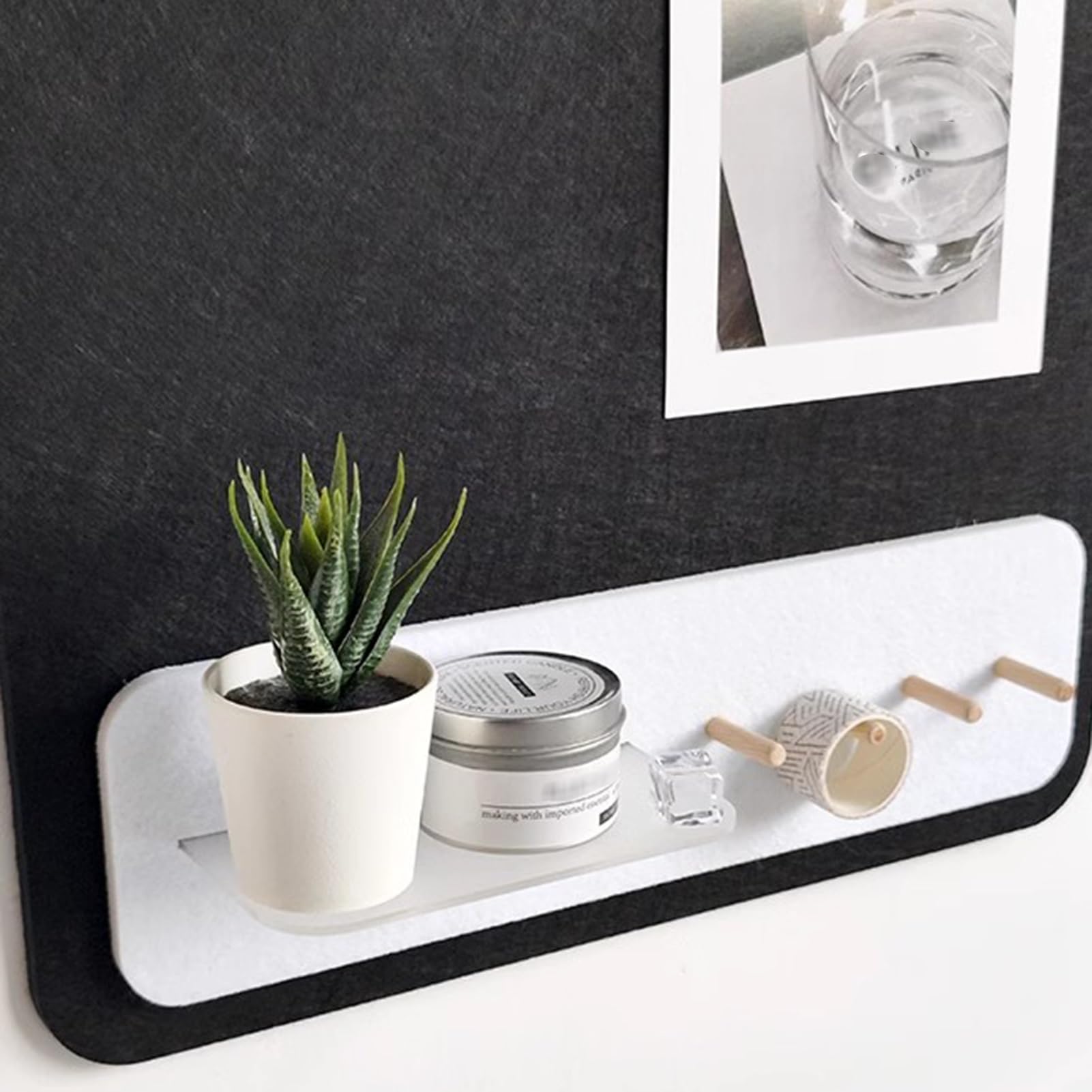 Dekoracyjna filcowa tablica ogłoszeń 39 cm x 60 cm z haczykami i półką akrylową, idealna do domu, biura, szkoły, ekspozycji ściennej (czarna) stylowy nizer do zdjęć i notatek
