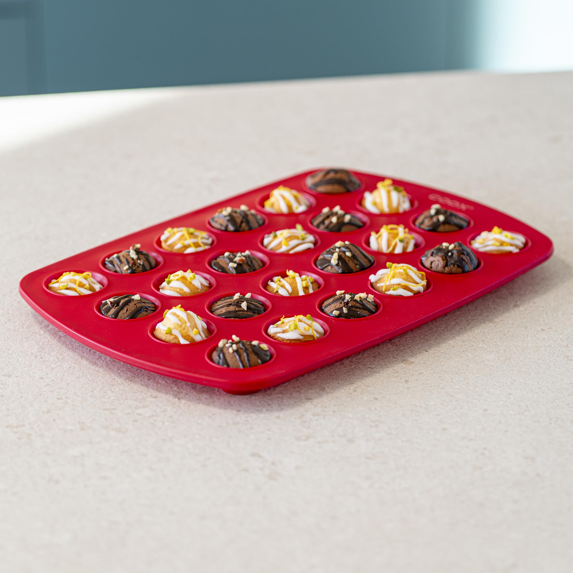 HIKPACKER 24 Pezzi Stampo per Gugelhupf in Silicone, Piccoli Stampi Flessibili per Muffin Riutilizzabili Pirottini in Silicone, Senza BPA, per Muffin, Ciambelle, Budini, Gelatine, Torte(8 colori