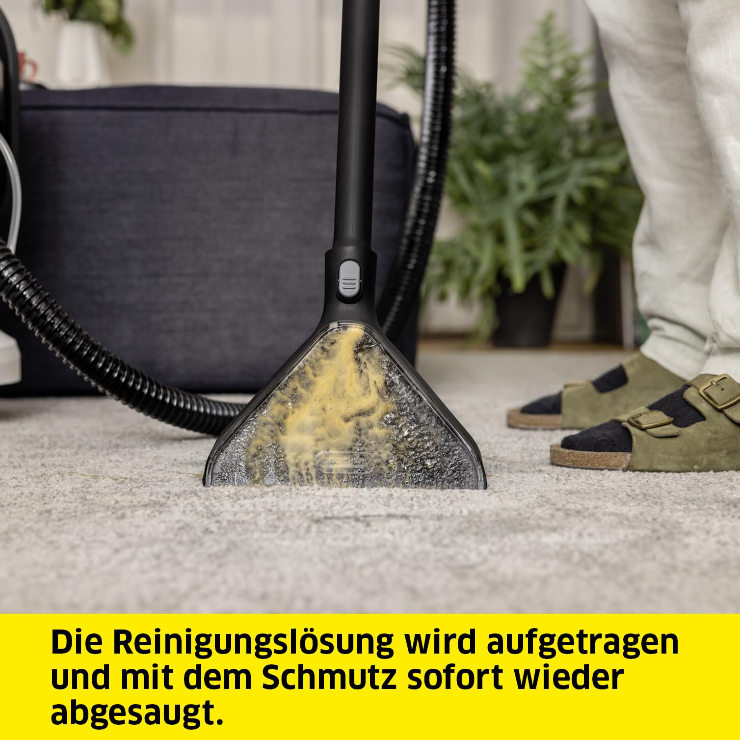 KÄRCHER Waschsauger SE 4, 2-in-1-Sprühsaugschlauch, Frisch- und Schmutzwassertank: 4 l,Waschbodendüse mit Hartbodenaufsatz, Clip-Bodendüse mit Hartboden- und Teppicheinsatz, Polster- & Fugendüse