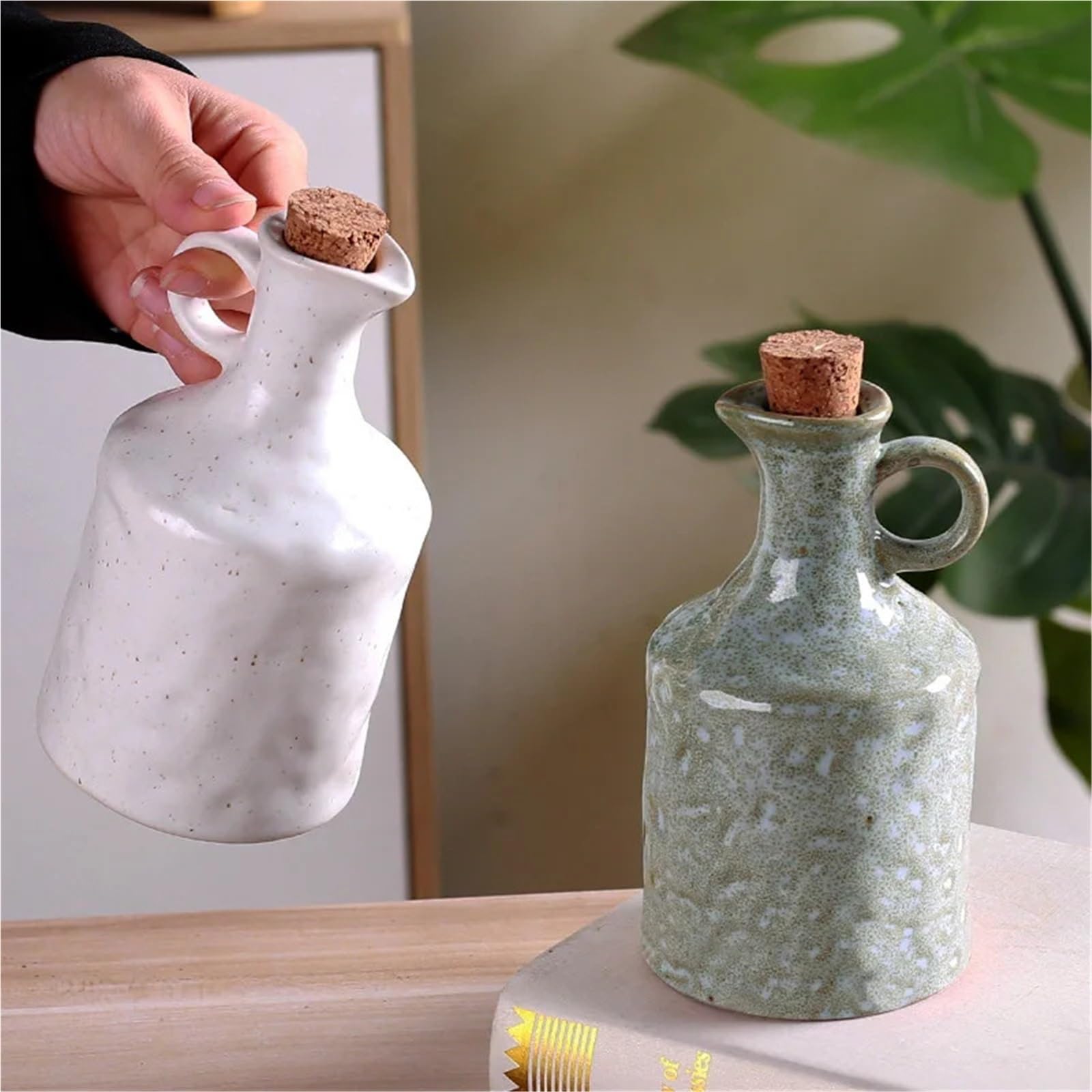 Keramische Olivenöl-Dispenserflasche Küche Öl Topf Haushalt Sauce Essig Unregelmäßige Hand-kneten Textur Keramik Flasche Abdeckung Auslaufsicher(Color2)